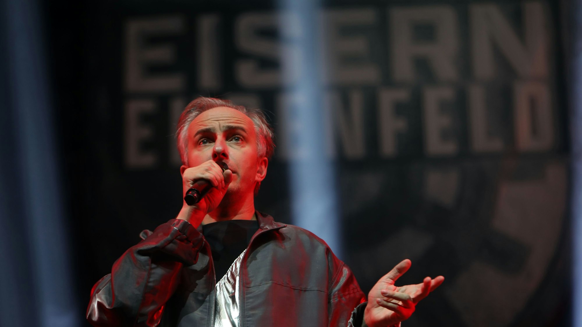 Das Foto zeigt Jan Böhmermann & Das Rundfunk Tanzorchester Ehrenfeld in der Lanxess Arena.