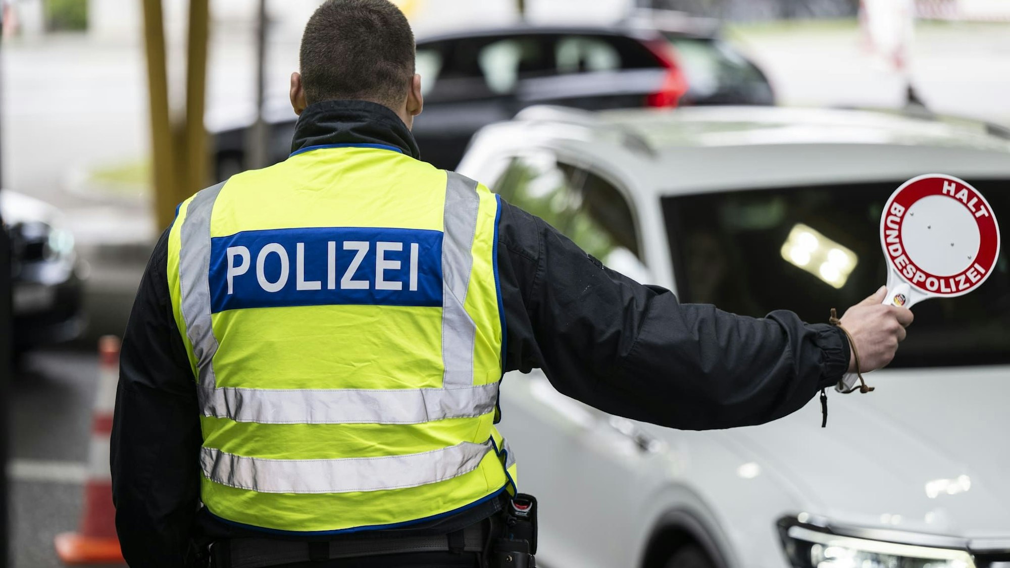 Schweiz, Kreuzlingen: Ein deutscher Bundespolizist steht am Zollamt Konstanz-Autobahn an der Grenze.