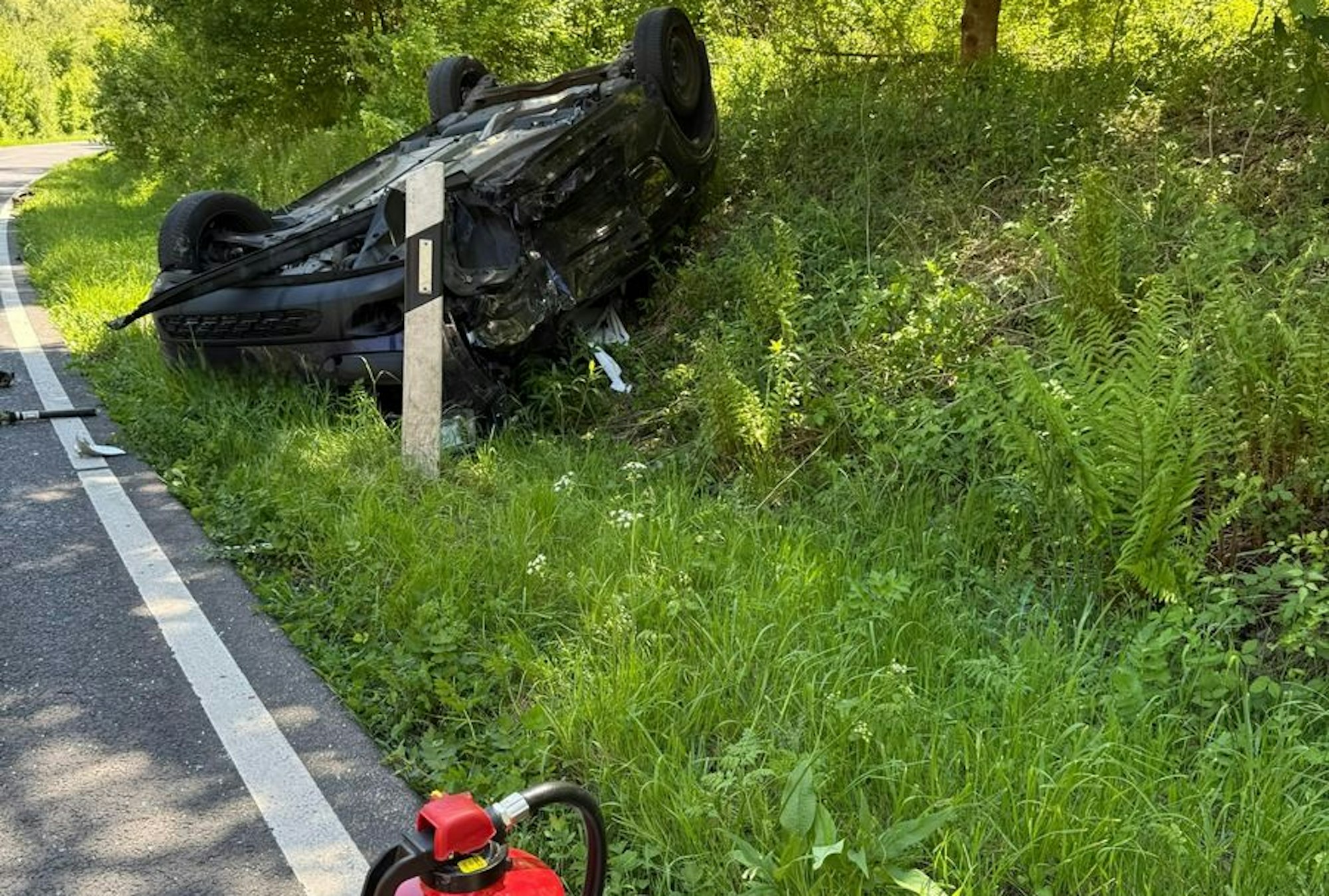 Bei einem Verkehrsunfall auf der Landstraße 93 bei Oberaußem überschlug sich ein Fahrzeug und blieb im Straßengraben liegen. Vier Personen wurden verletzt.