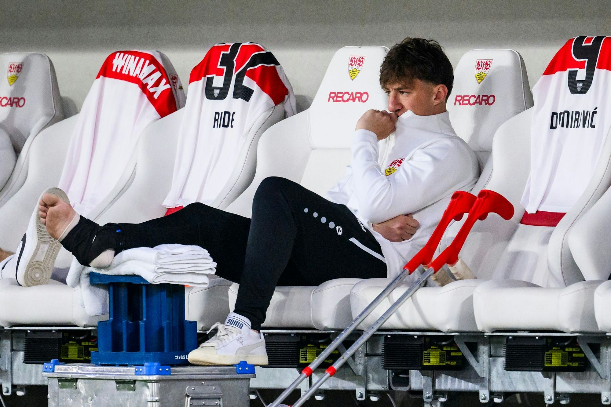 Der Stuttgarter Angelo Stiller musste im Spiel gegen Augsburg verletzt ausgewechselt werden.