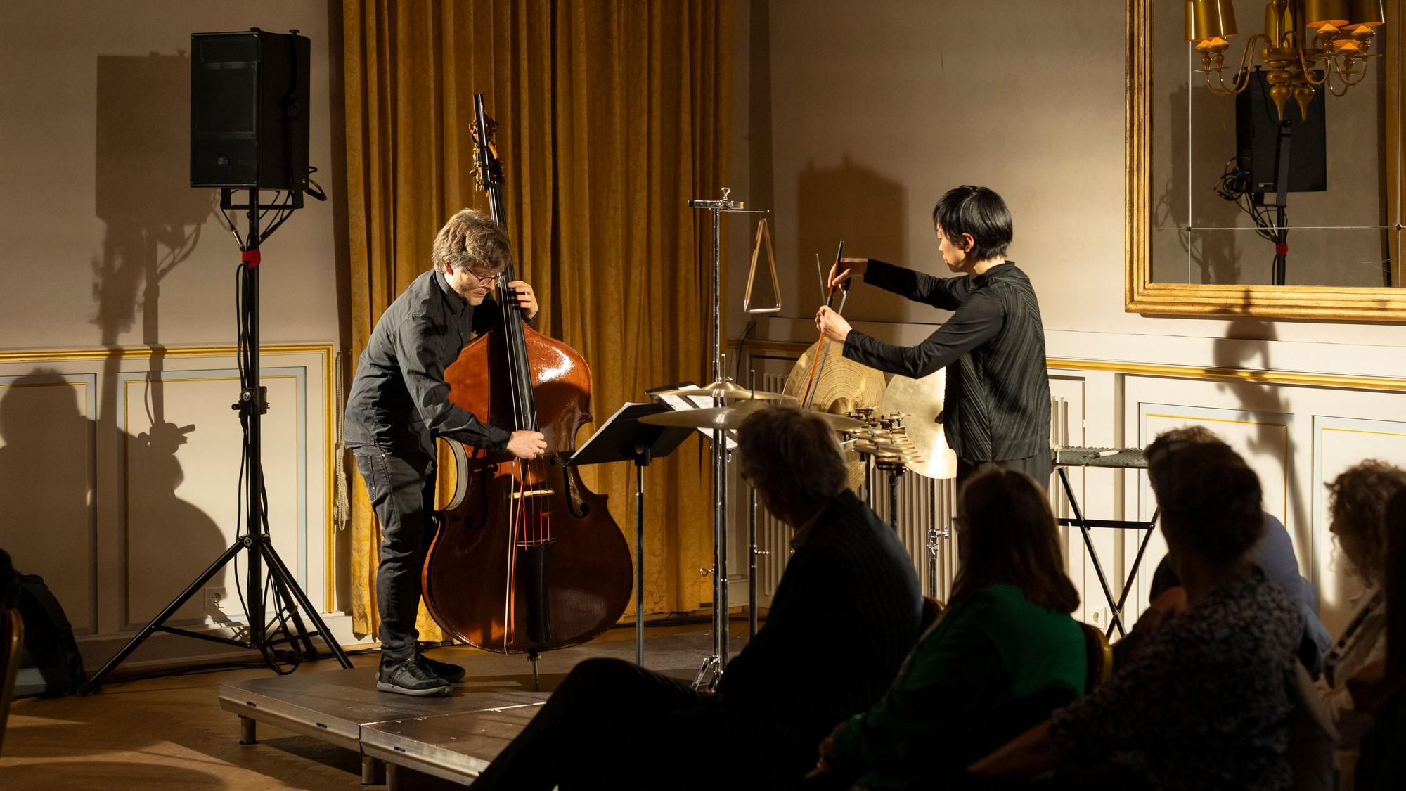 Köln, 09.05.2025, 18:30 Uhr
ACHT BRÜCKEN - Musik für Köln
Wolkenburg, Festsaal
Nachthelle
DEHIO
Rie Watanabe | Percussion, Künstlerische Leitung
Karin Nakayama | Violine
Constantin Herzog | Kontrabass
Kyusang Jeong | Klarinette
Yoshiki Matsuura | Posaune
Ramón Gardella | Percussion
Gäste:
Helen Bledsoe | Flöte
Xavier Larsson Paez | Saxophon
Annegret Mayer-Lindenberg | Viola
Rebekka Stephan | Violoncello
Mirjam Schröder | Harfe
Florian Zwißler | Synthesizer
Copyright: Jörn Neumann/Acht Brücken