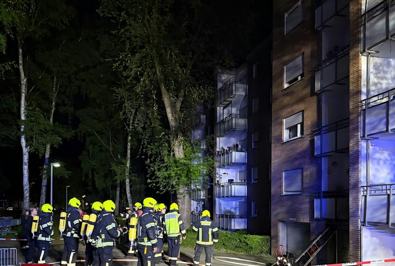 Nächtlicher Feuerwehreinsatz in der Otto-Hahn-Straße in Bergheim-Zieverich, wo in einer Tiefgarage mehrere Fahrzeuge in Brand gerieten und beschädigt wurden.