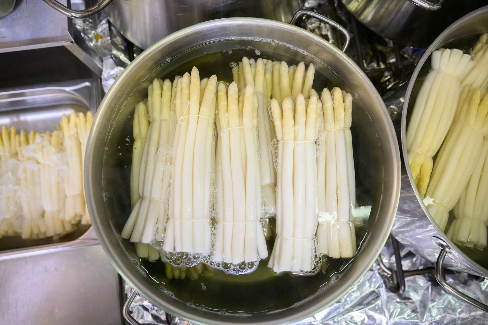 Vielen Deutschen läuft das Wasser im Mund zusammen, wenn sie gekochten weißen Spargel sehen. (Archivbild)
