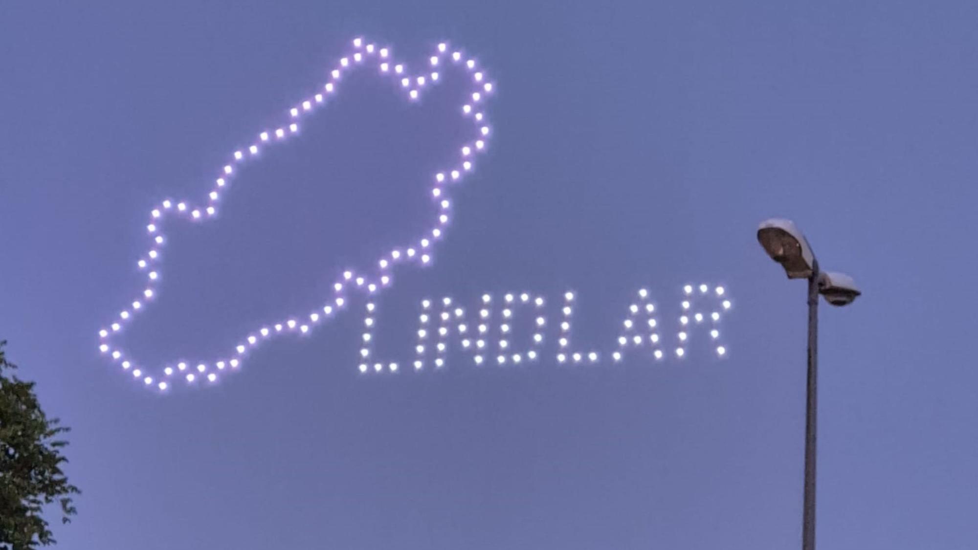 Leuchtende Drohnen formen die Gemeindegrenzen und den Schriftzug „Lindlar“ an den Himmel.