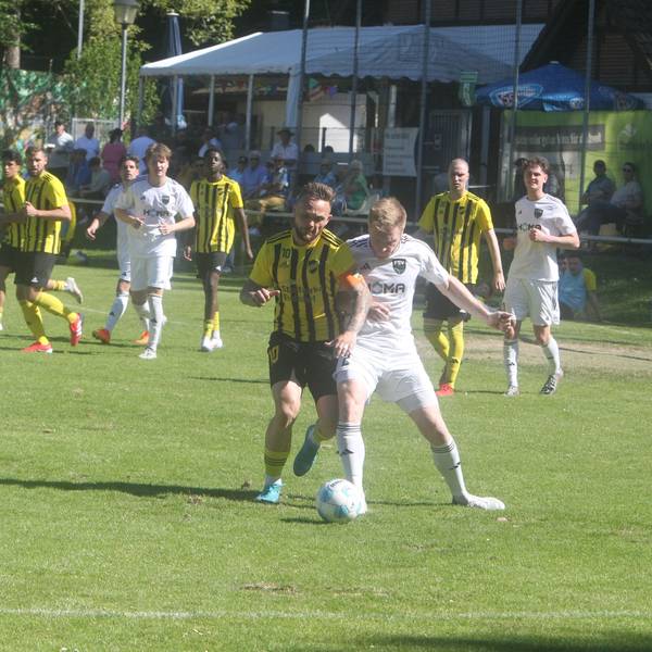 Packender Zweikampf: Lukas Püttmann (links) vom 1. FC Spich und FSV-Akteur Jona Ehses.