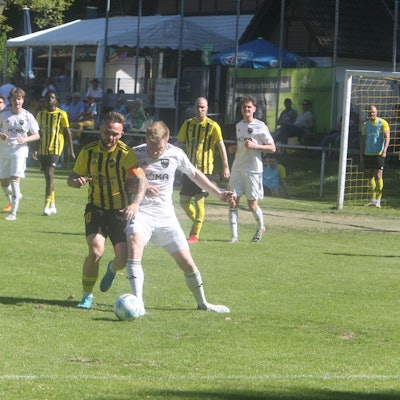 Packender Zweikampf: Lukas Püttmann (links) vom 1. FC Spich und FSV-Akteur Jona Ehses.