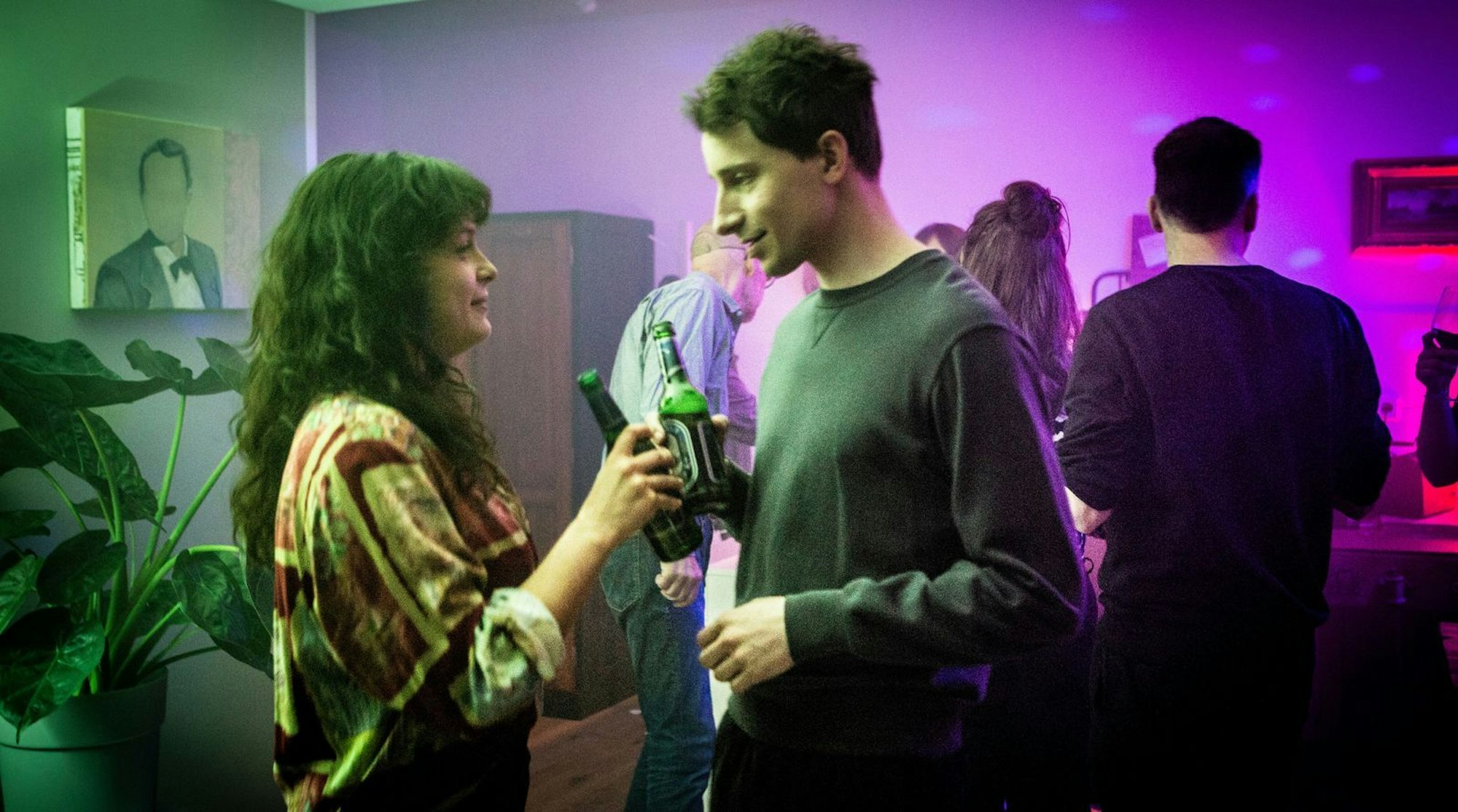 Rückblende im „Tatort: Solange du atmest“: Rani Ewers (Via Jikeli) und Marek Kolschak (Jonathan Berlin) - das spätere Mordopfer - sind gemeinsam auf einer Party. (Bild: Radio Bremen / Claudia Konerding)