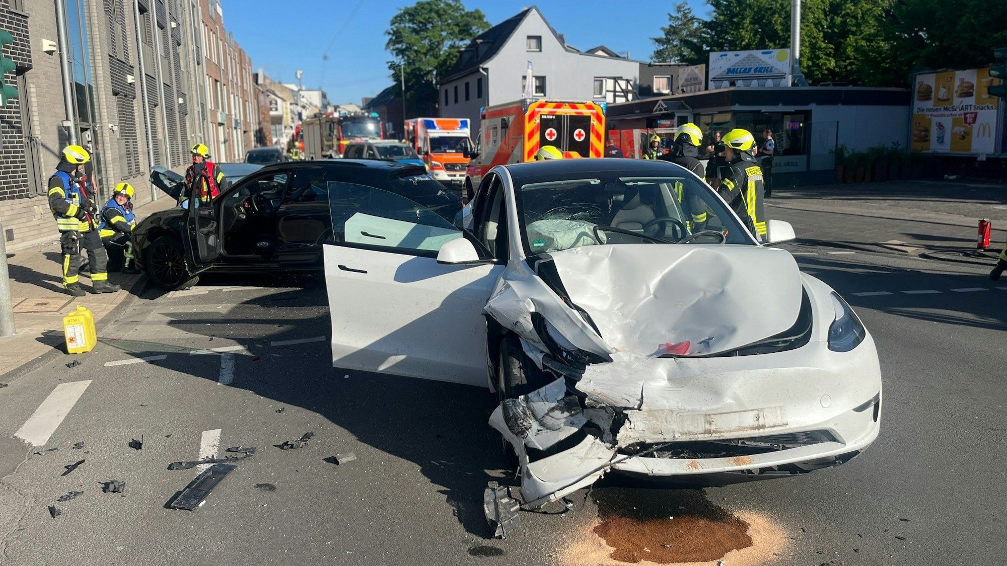 Der weiße Wagen war mit zwei Autos zusammengestoßen, ein 21-Jähriger erlitt lebensgefährliche Verletzungen.
