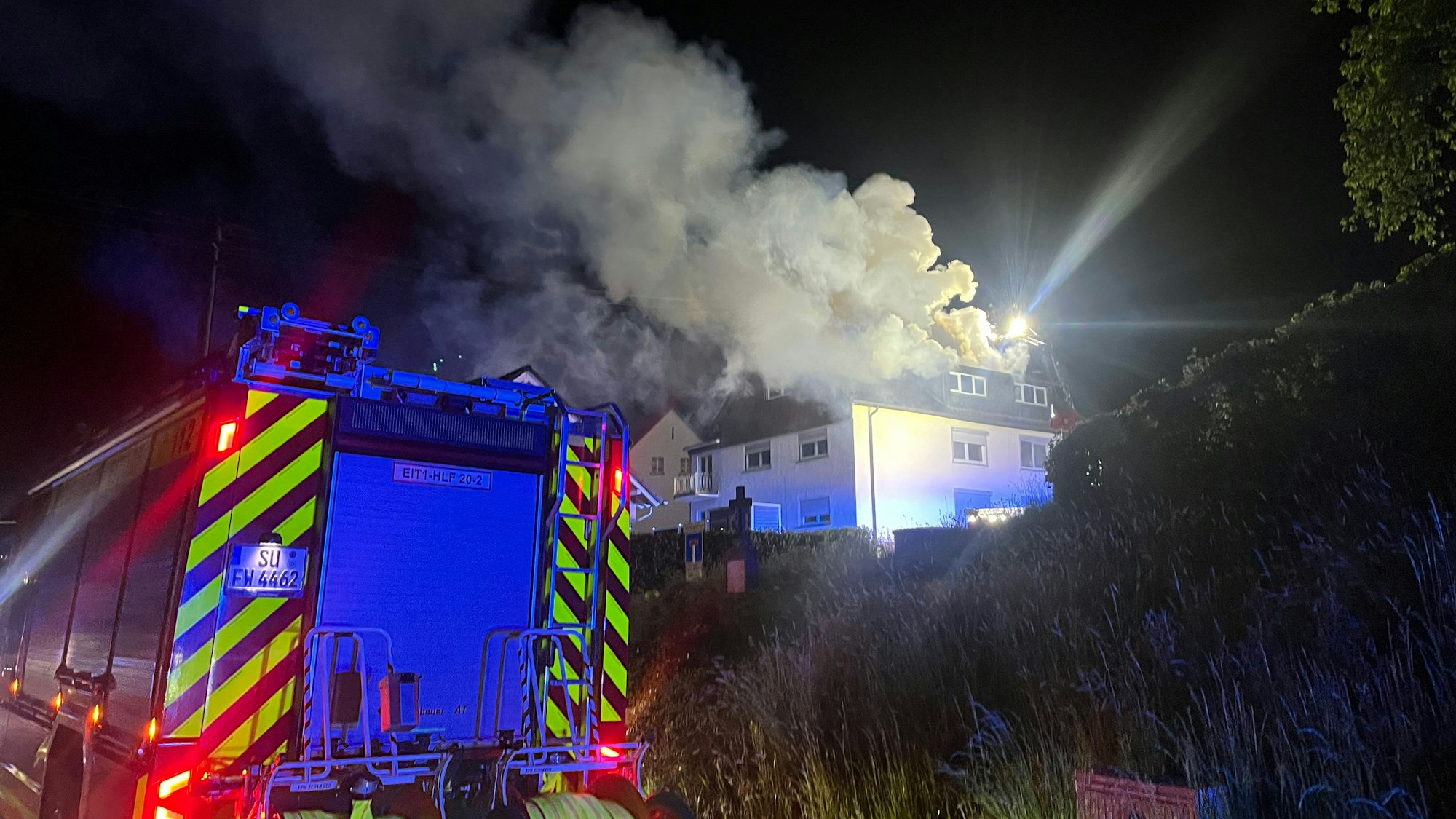 Beim Brand eines Mehrfamilienhauses in Eitorf wurden zwei Menschen leicht verletzt, das Gebäude ist vorläufig unbewohnbar.