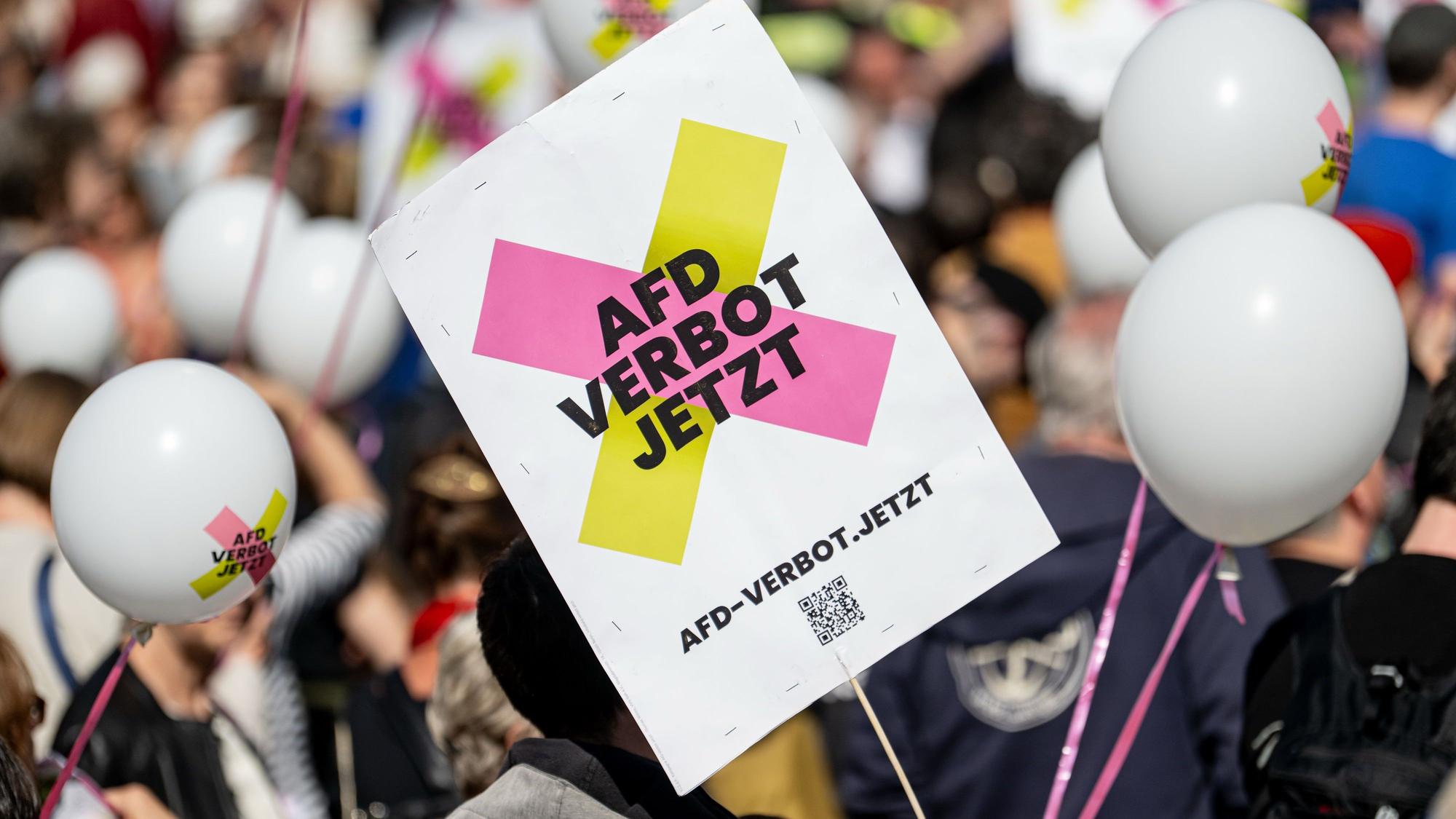 Eine Person hält am bundesweiten Aktionstag „Keine Ausreden mehr - AfD-Verbot jetzt!“ am Brandenburger Tor in Berlin ein Schild mit der Aufschrift „AfD Verbot jetzt“.