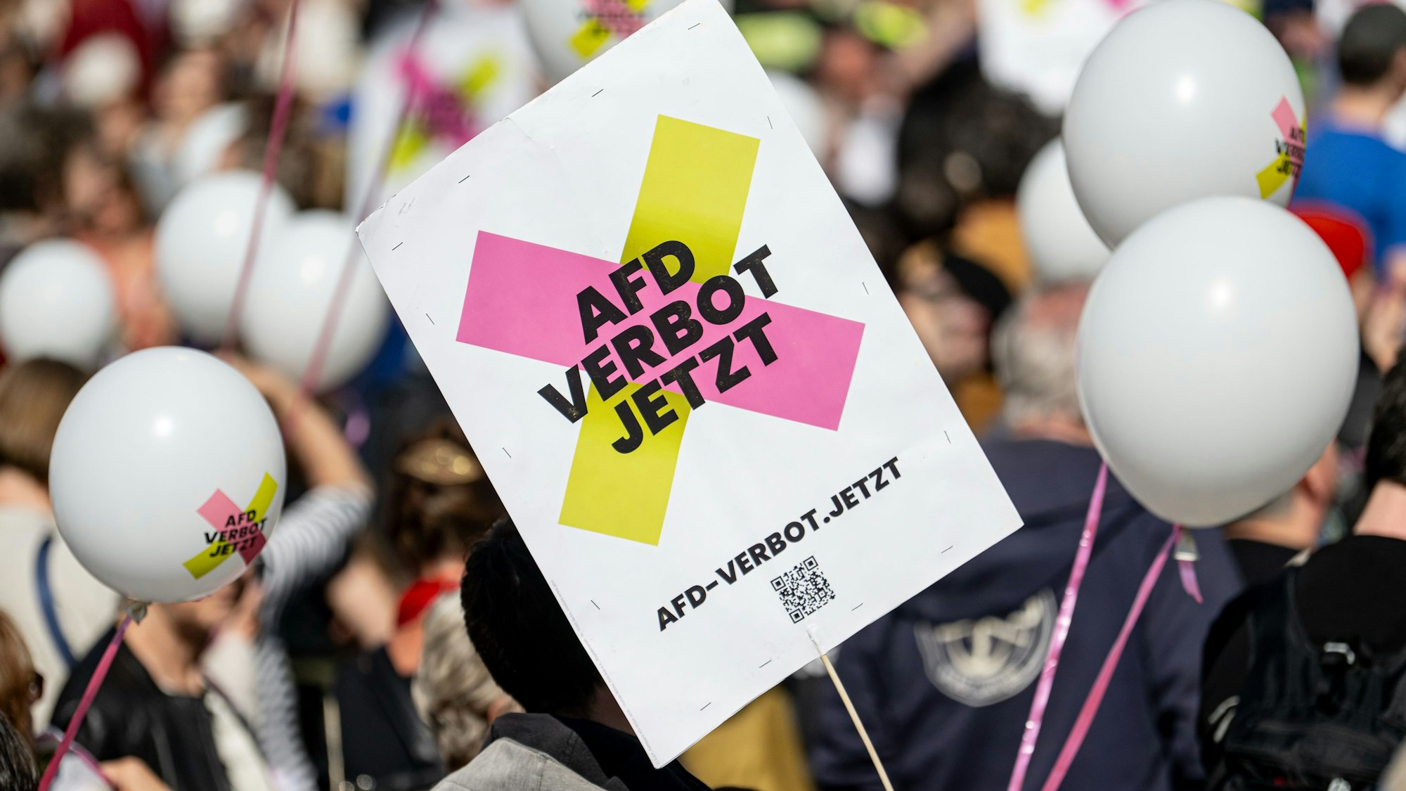 Eine Person hält am bundesweiten Aktionstag „Keine Ausreden mehr - AfD-Verbot jetzt!“ am Brandenburger Tor in Berlin ein Schild mit der Aufschrift „AfD Verbot jetzt“.