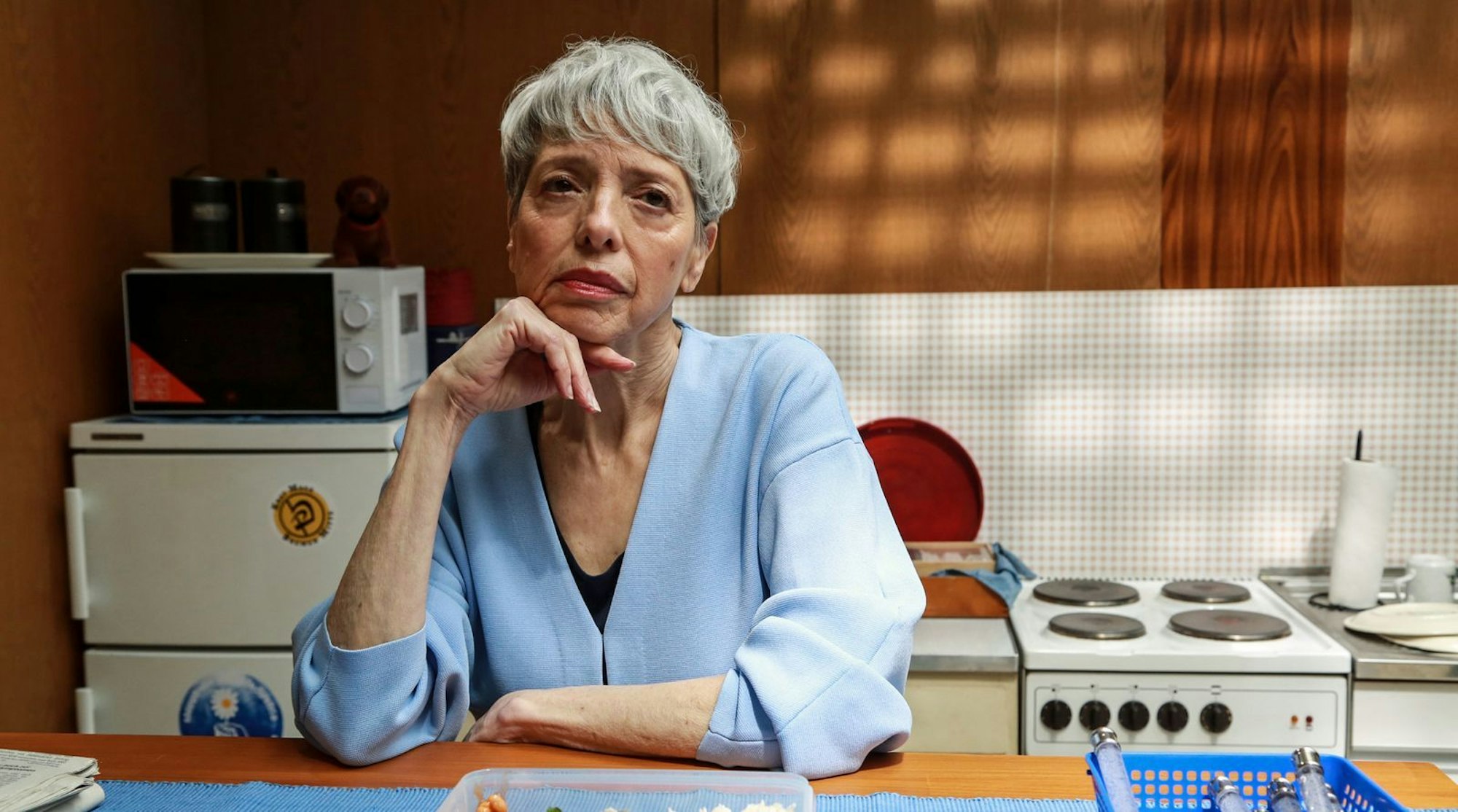 Gerichtsmedizinerin Edda Bingley (Helen Schneider) soll möglichst schnell etwas über den Toten am Weserstrand herausfinden. (Bild: Radio Bremen / Claudia Konerding)