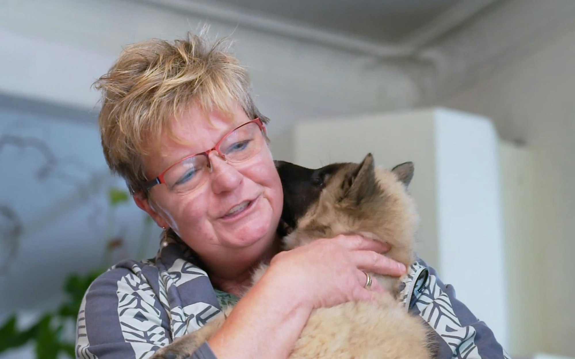Die verwitwete Anke freut sich auf ein Leben mit Welpe Csilla. (Bild: RTL)