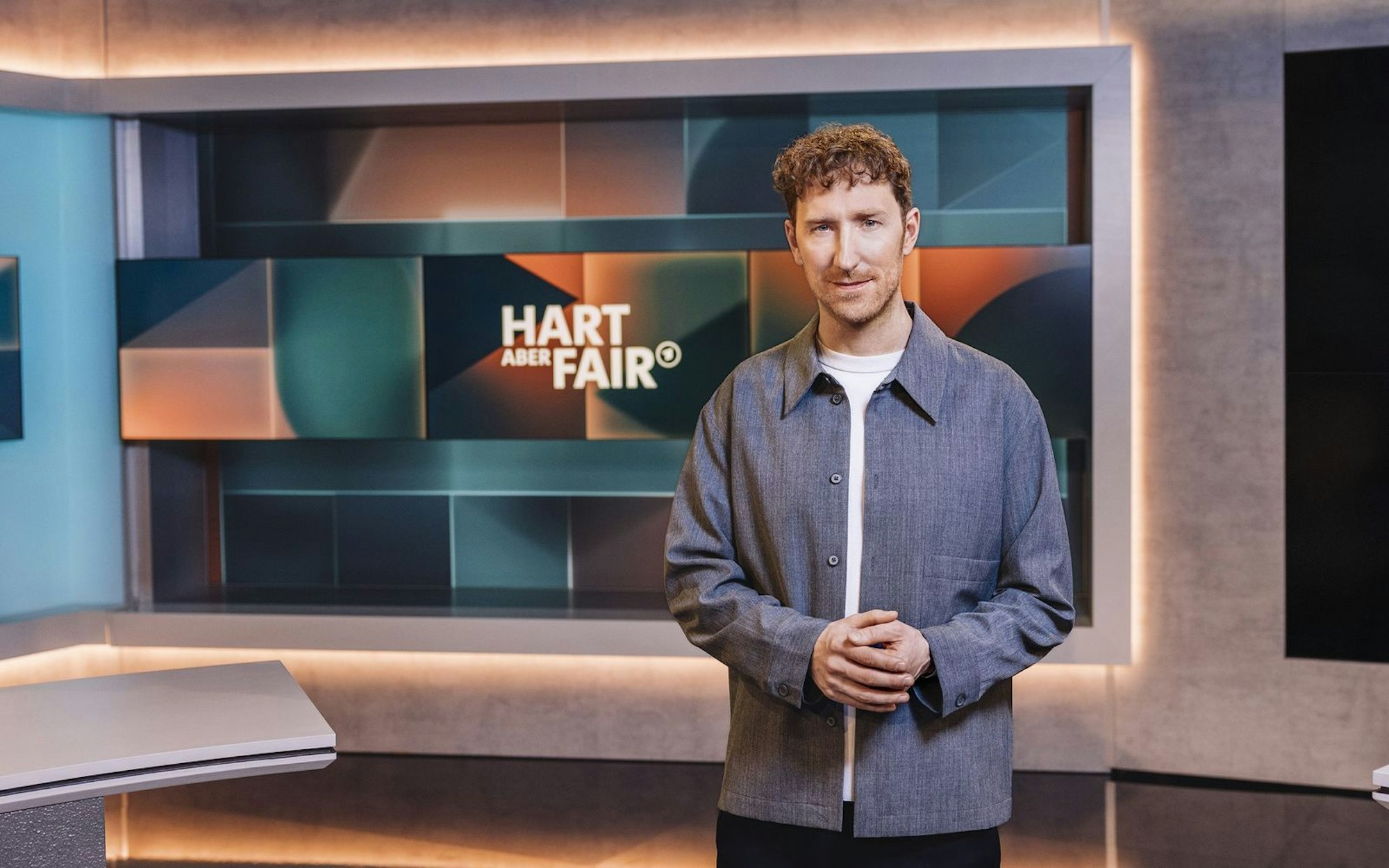 Louis Klamroth verabschiedet sich mit „Hart aber fair“ in Kürze in die Sommerpause. (Bild: WDR/Julia Sellmann)