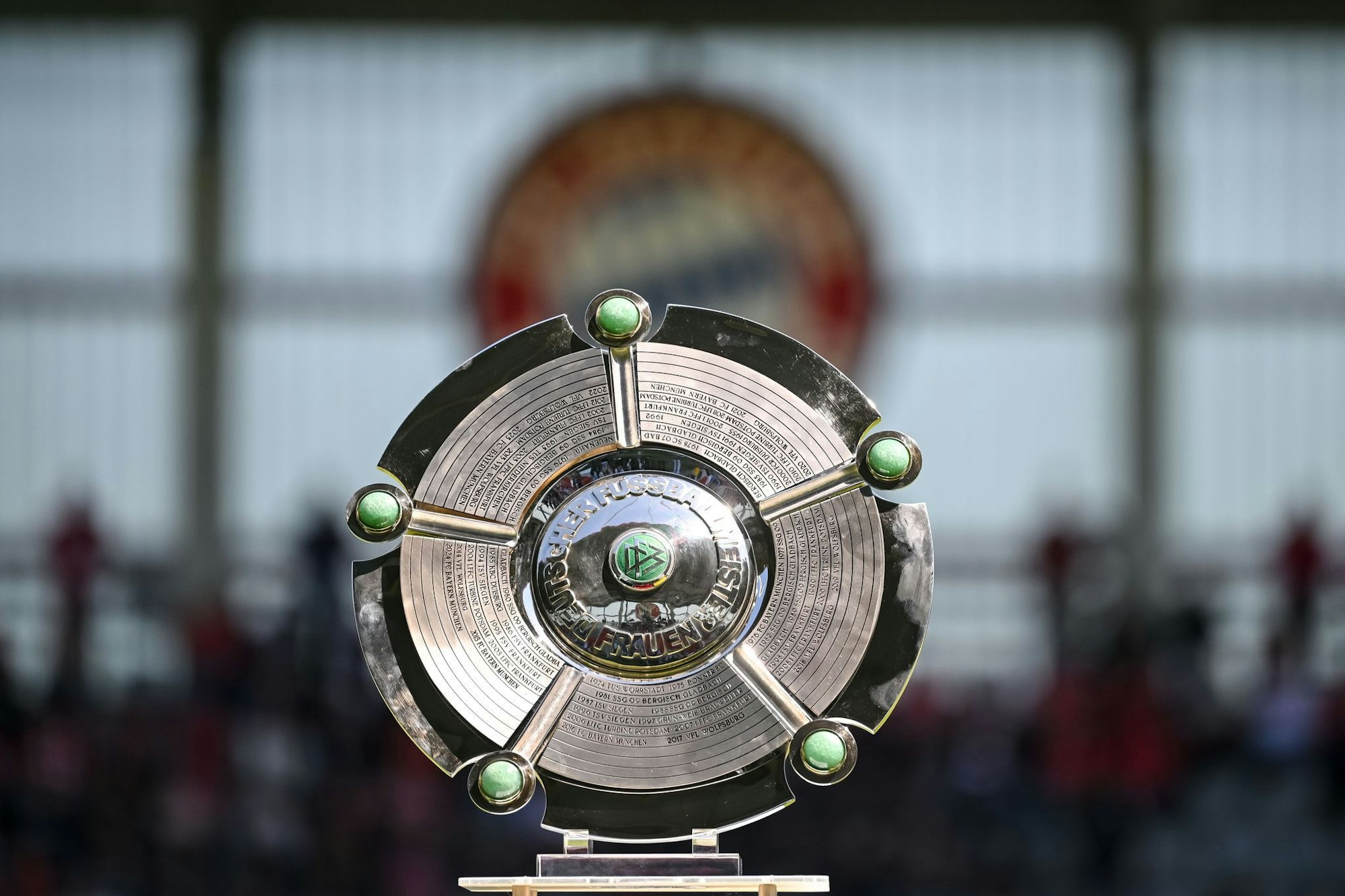 Die Meisterschale wurde den Fußballerinnen des FC Bayern überreicht.