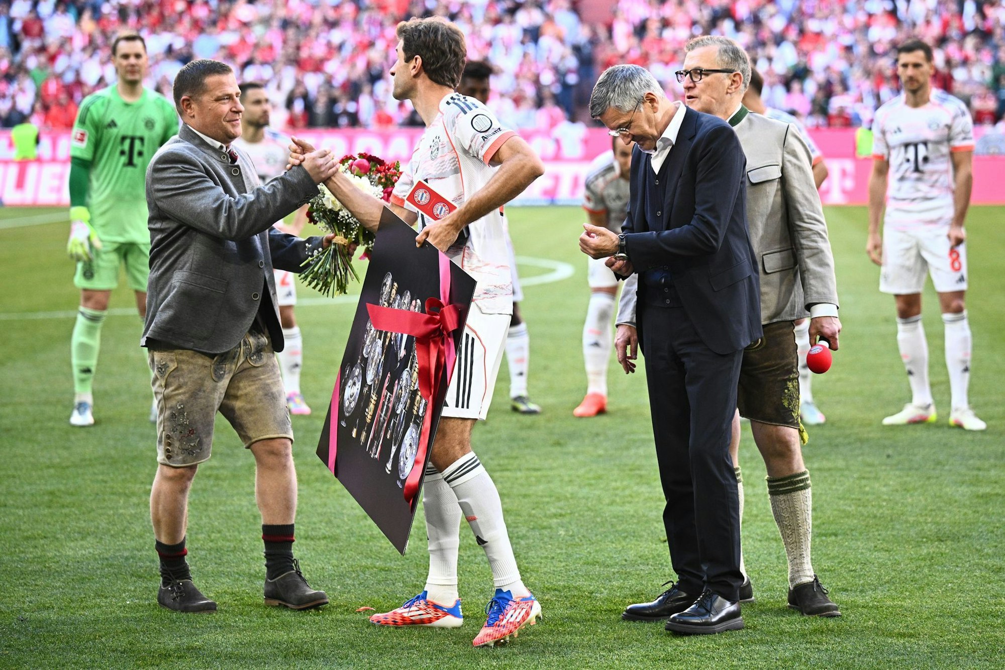 Max Eberl (l) verabschiedet Thomas Müller - gibt es neue Führungsspieler beim FC Bayern?