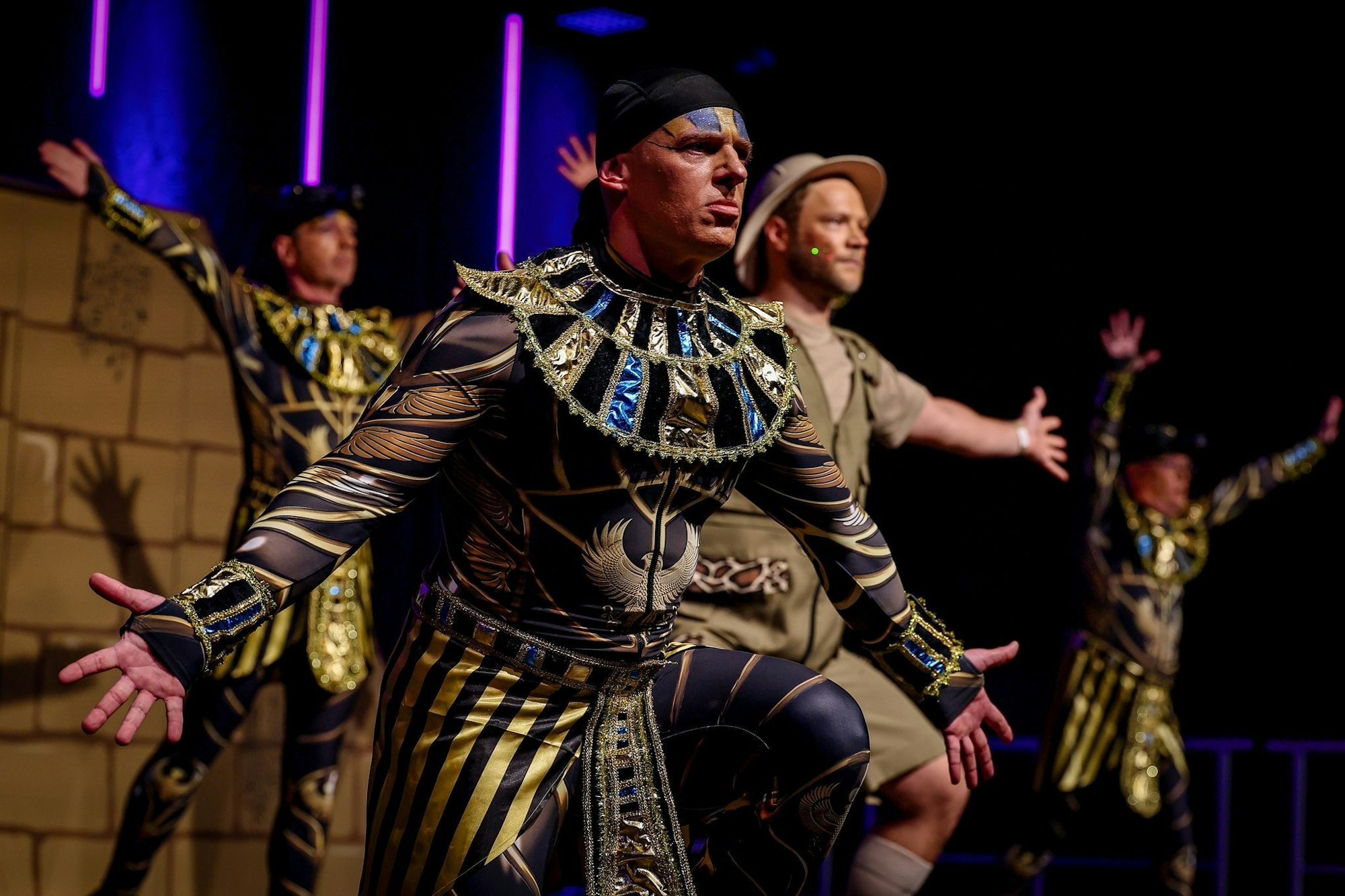 Das Männerballett «Hopptown Jumping Jacks» zeigt den Tanz «Versiegelt und Vergessen - Das Buch der Offenbarung» bei der Deutschen Meisterschaft im Männerballett und landet damit im Mittelfeld.