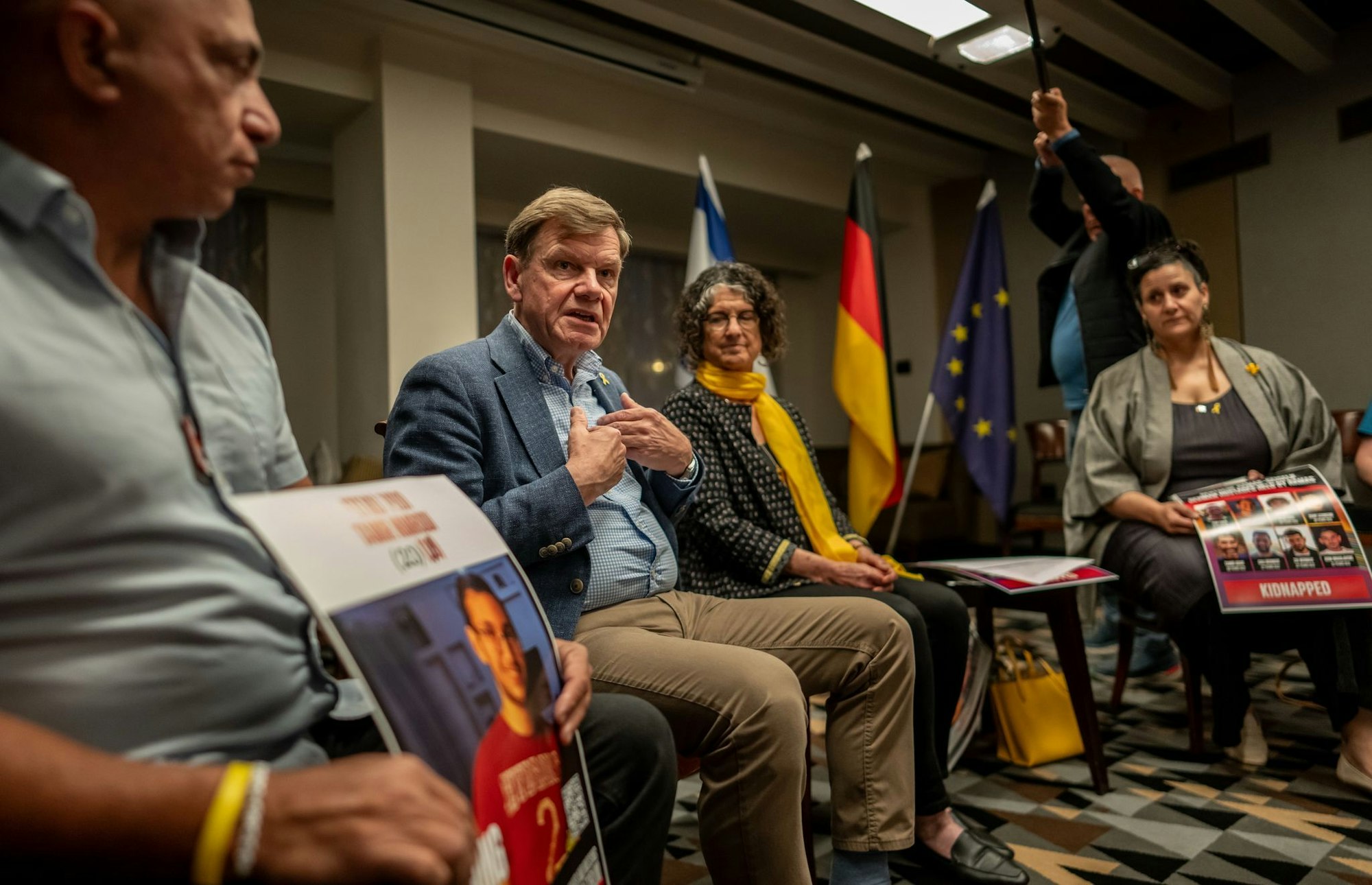 Direkt nach seiner Ankunft trifft der neue Außenminister Johann Wadephul (CDU) in der Küstenmetropole Tel Aviv Angehörige von Geiseln, die von der Hamas noch immer im Gazastreifen festgehalten werden.