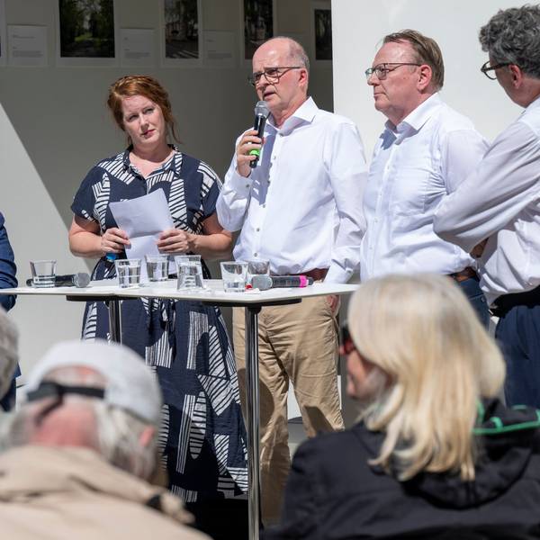 Auf dem Bild sind drei Kölner OB-Kandidaten der Grünen, SPD und CDU und die beiden Moderatoren des KSTA an einem Stehtisch zu sehen.