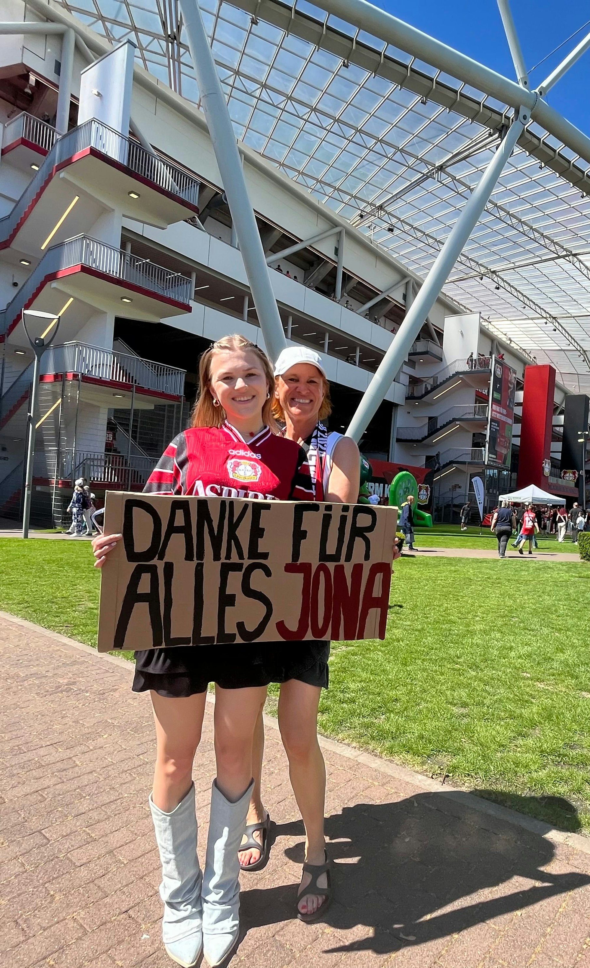 Frauen mit Pappschild