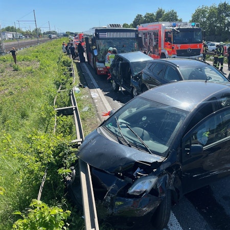 Ineinander verkeilte Autowracks an einer Unfallstelle auf der Autobahn.