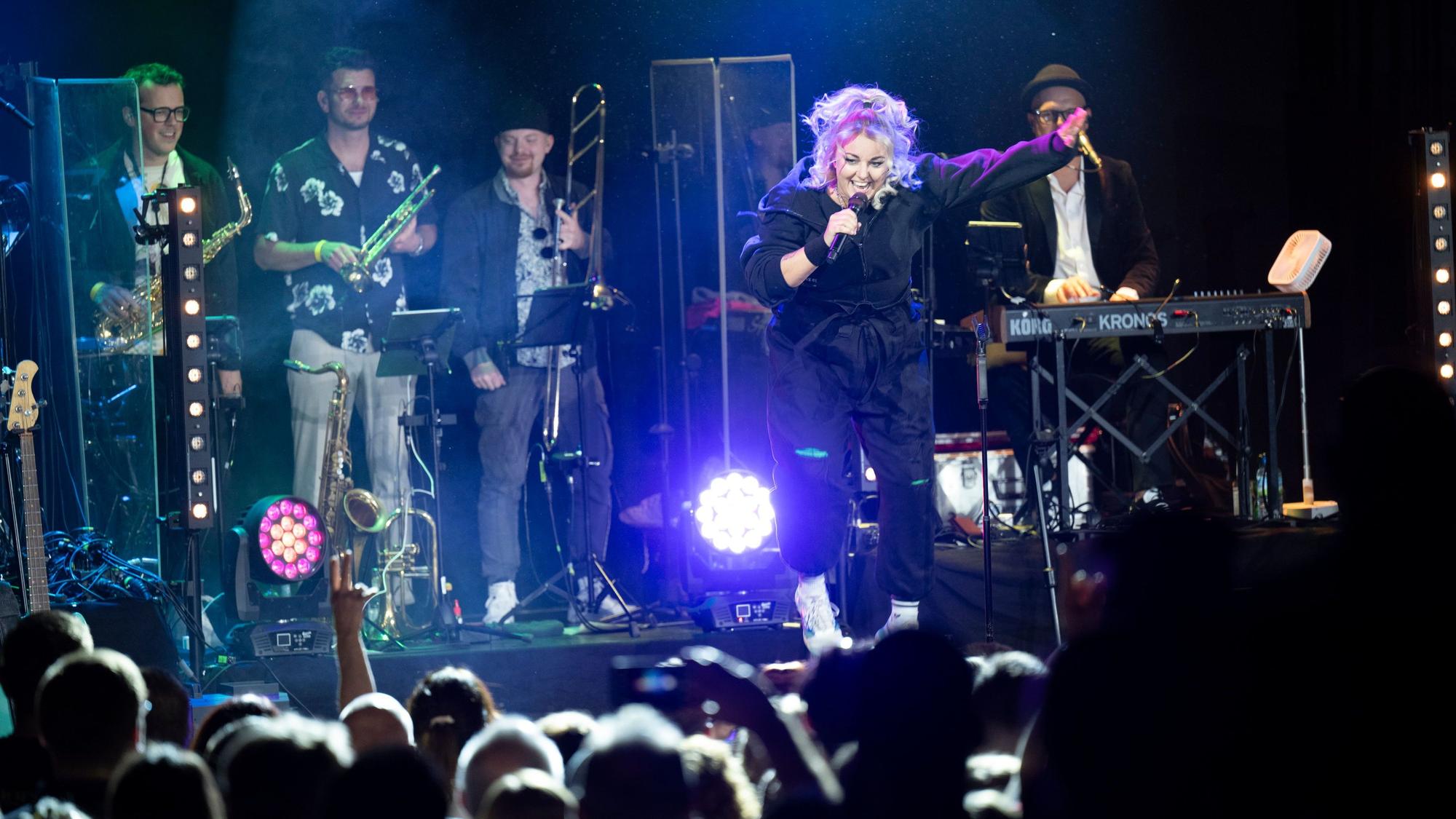 10.05.2025, Köln: Die Musikband Kempes Feinest feiert ihr 10-Jähriges Bandjubiläum bei einem Konzert im Gloria. Nici Kempermann springt und hüpft. Foto: Uwe Weiser