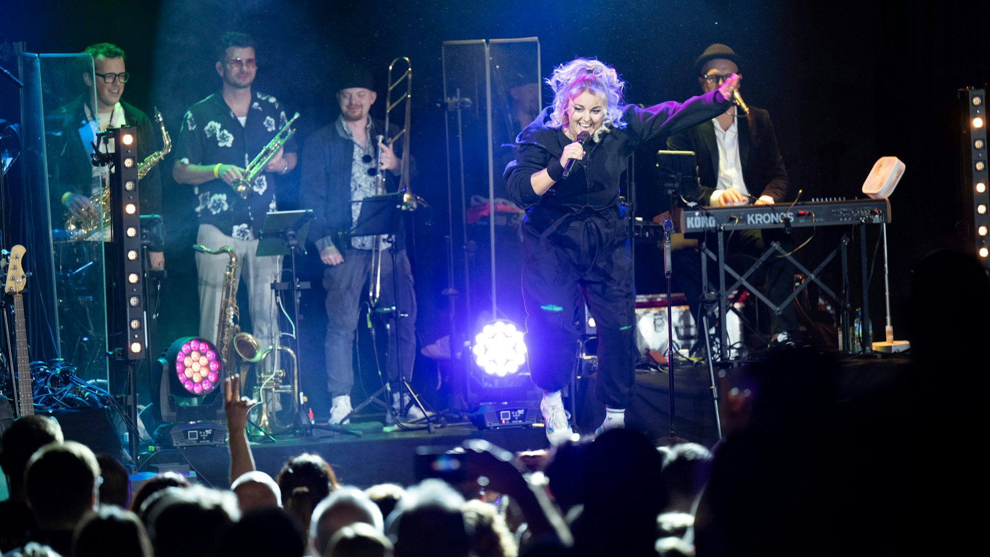 10.05.2025, Köln: Die Musikband Kempes Feinest feiert ihr 10-Jähriges Bandjubiläum bei einem Konzert im Gloria. Nici Kempermann springt und hüpft. Foto: Uwe Weiser