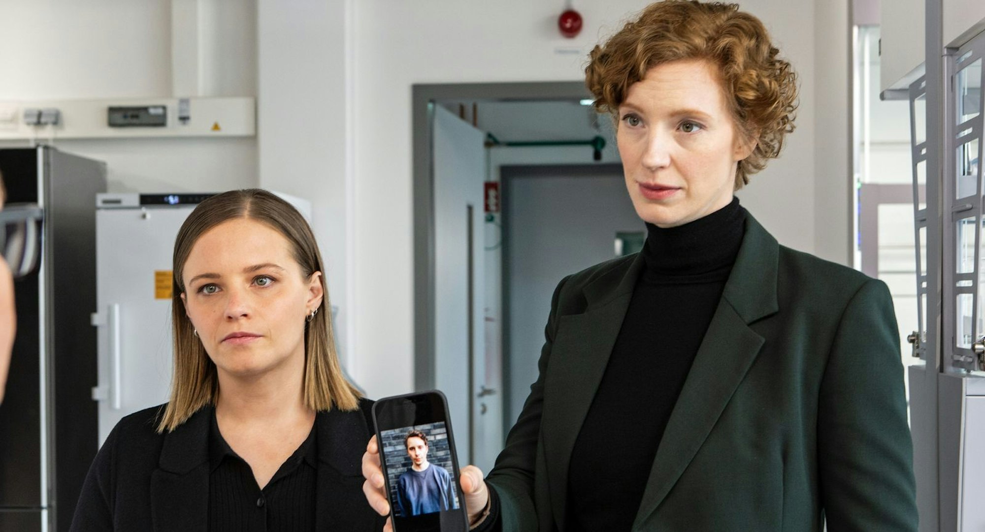 Im Bremer „Tatort“ mit Liv Moormann (Jasna Fritzi Bauer, links) und Linda Selb (Luise Wolfram) wurde ein Stalker ermordet. (Bild: Radio Bremen / Claudia Konerding)
