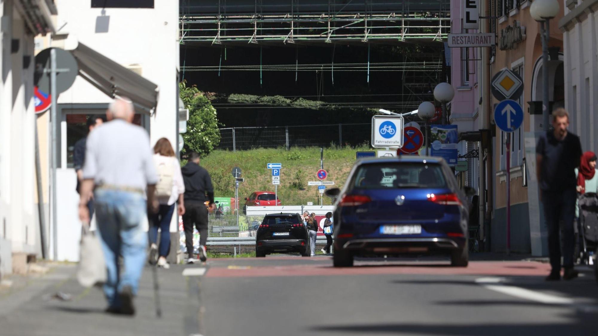 Fußgänger und Autofahrer auf der Drachenfelsstraße.