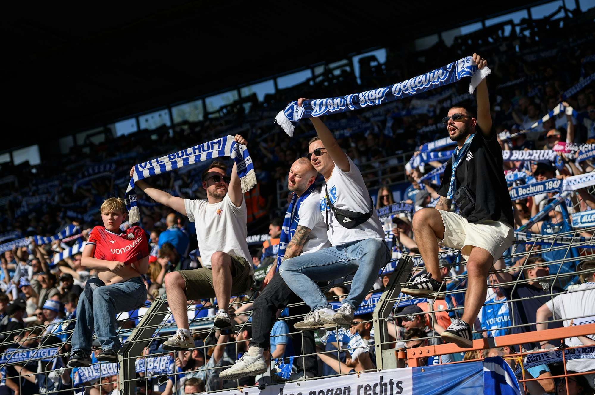 Die Bochumer Fans feiern ihren Verein auch nach dem Abstieg.