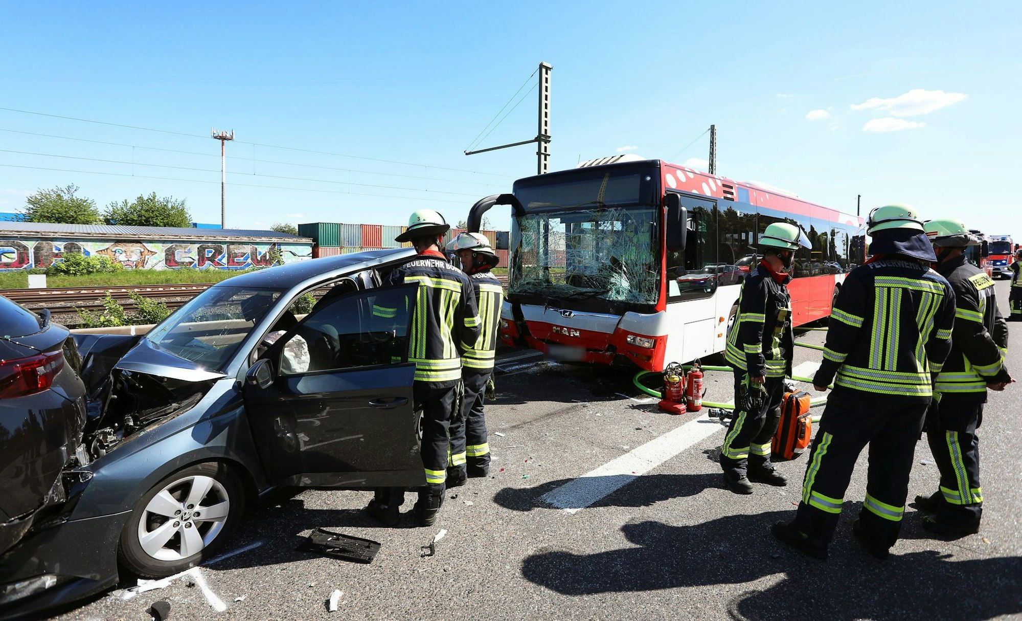 Nach dem Busunfall bei Sankt Augustin ist die A59 in Fahrtrichtung Köln gesperrt worden.