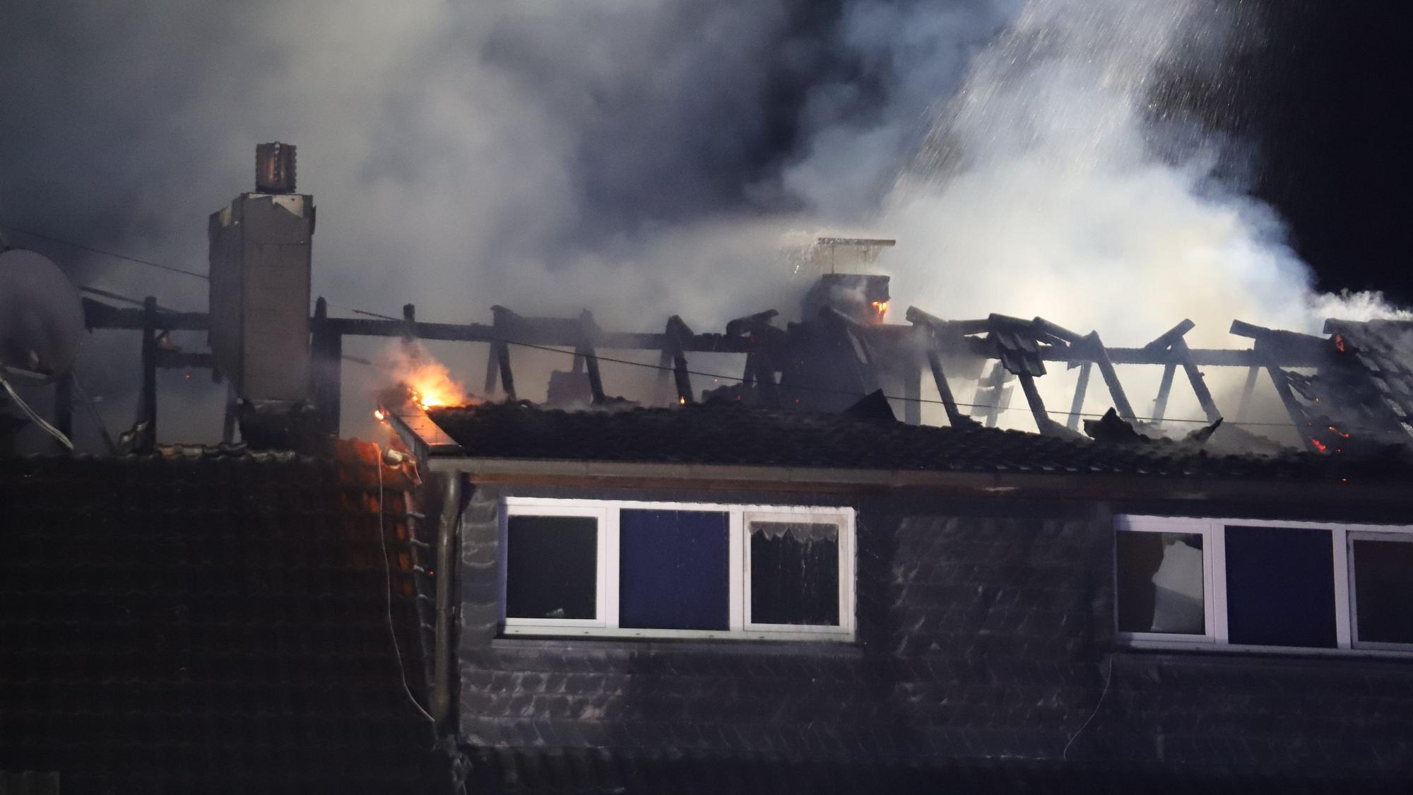 Verkohlte Dachbalken ragten in den Nachthimmel, die Dachziegel waren weggeplatzt.