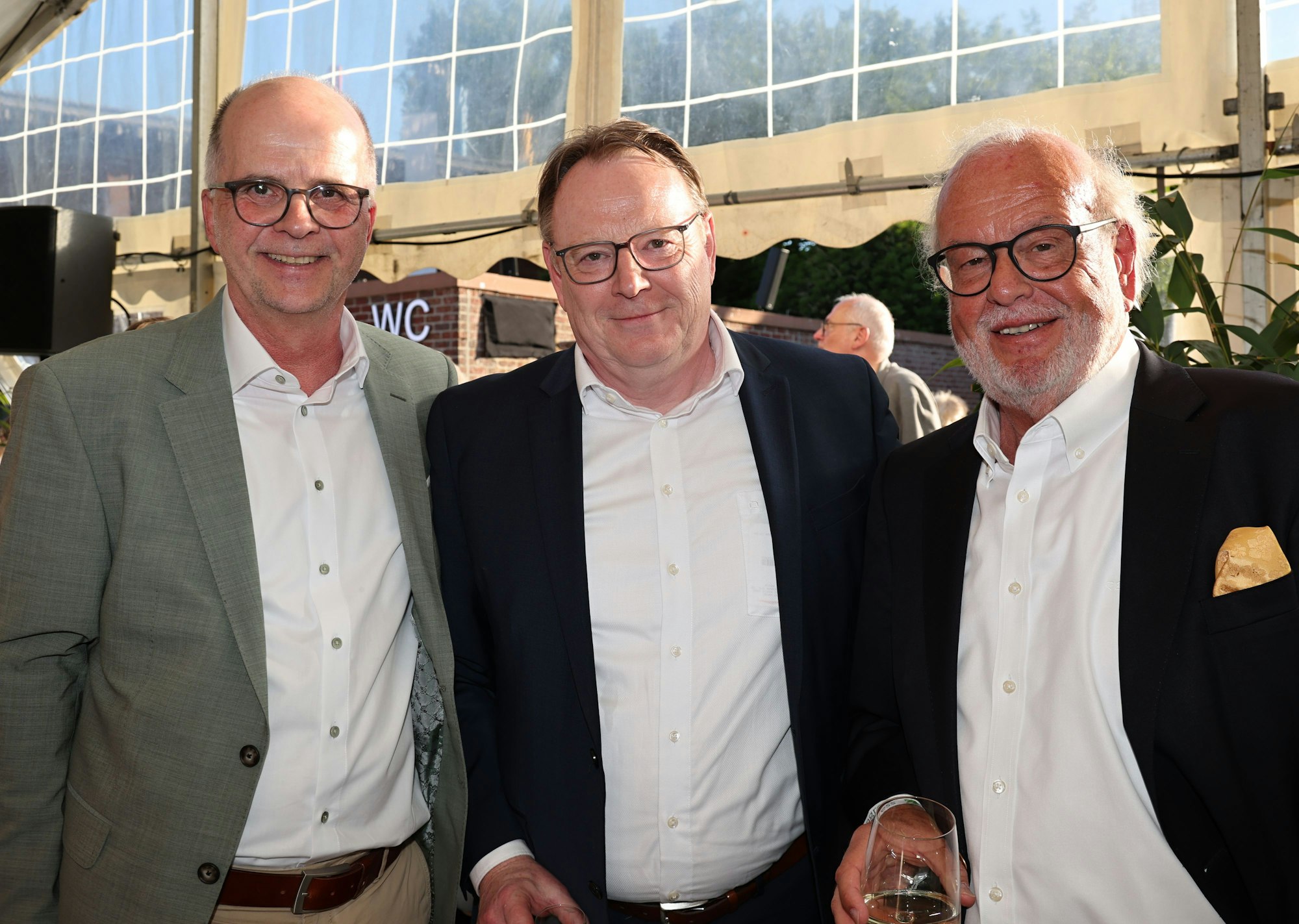 Die OB-Kandidaten Markus Greitemann und Torsten Burmester mit Rechtsantwalt Rolf Bietmann