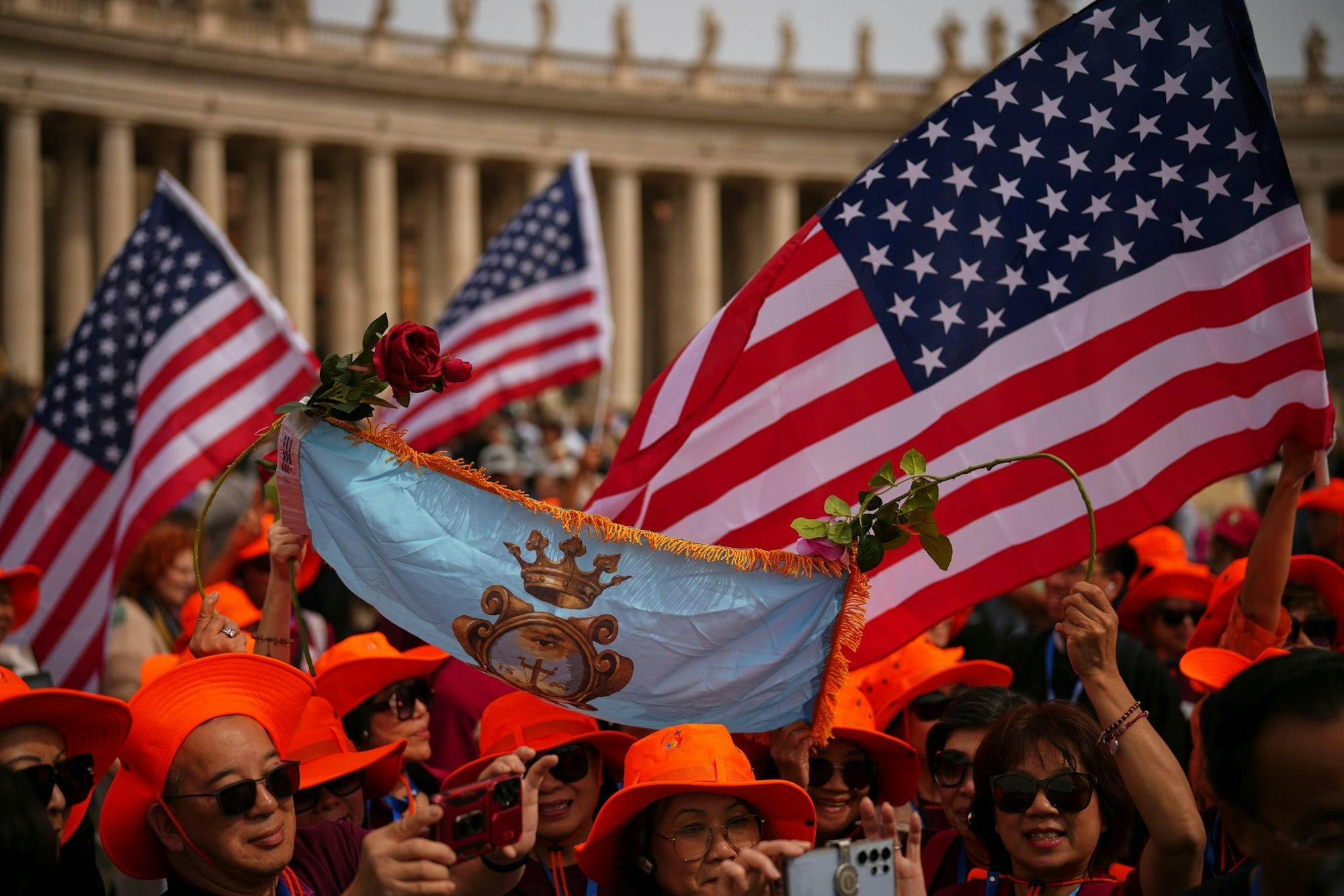 Auch US-Flaggen für den ersten Papst aus den Vereinigten Staaten waren zu sehen.