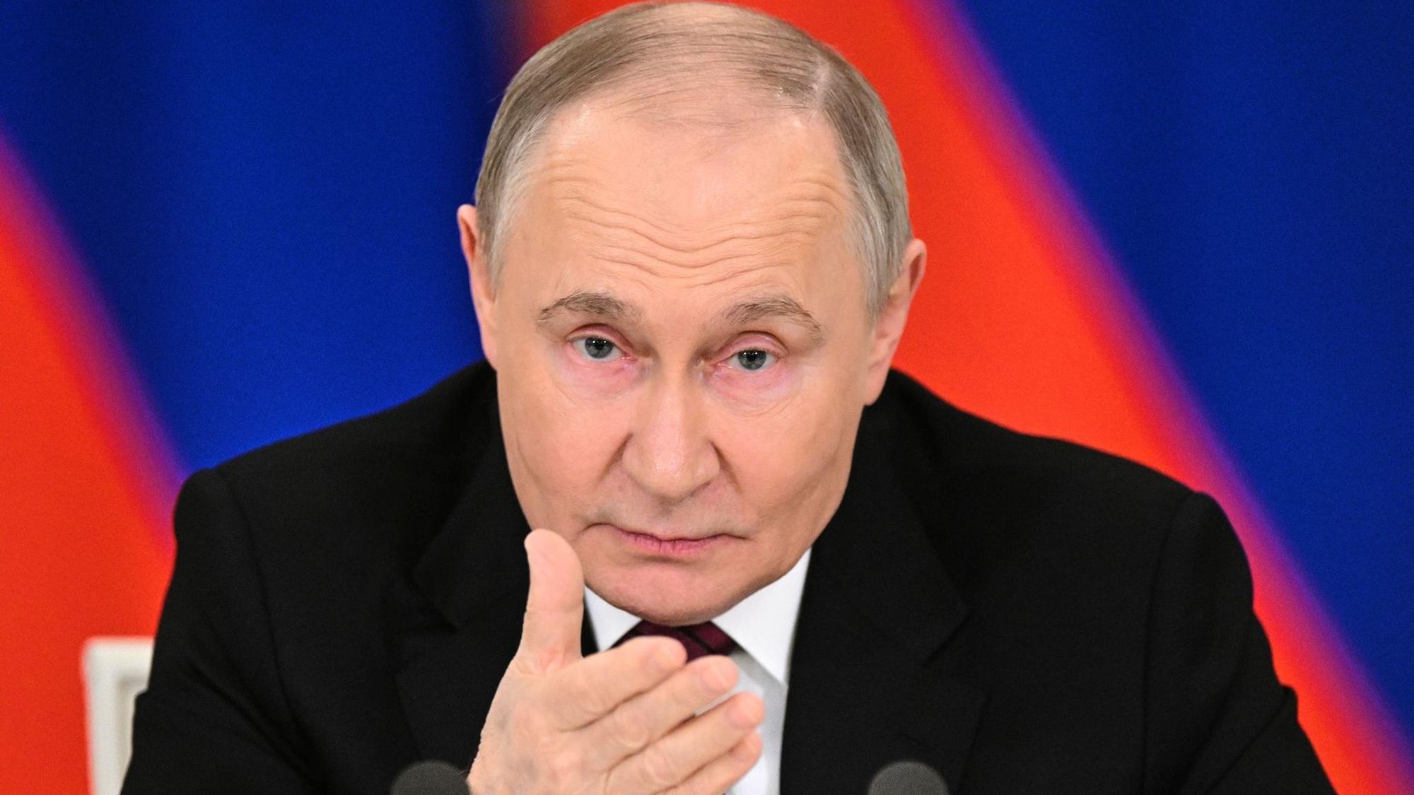 Putin gestikuliert.