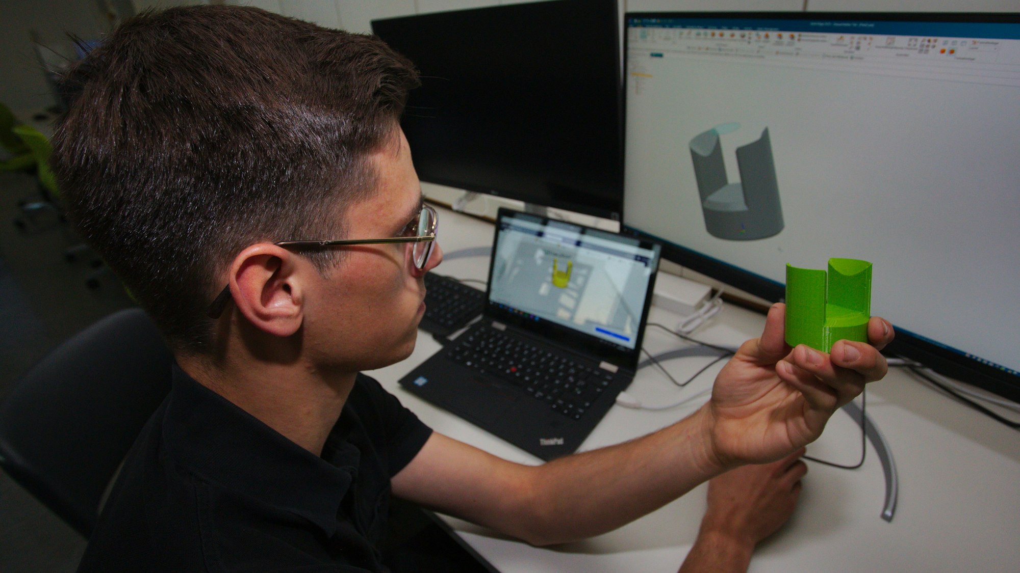 Ein Schüler präsentiert das Ergebnis des 3D-Druckers.