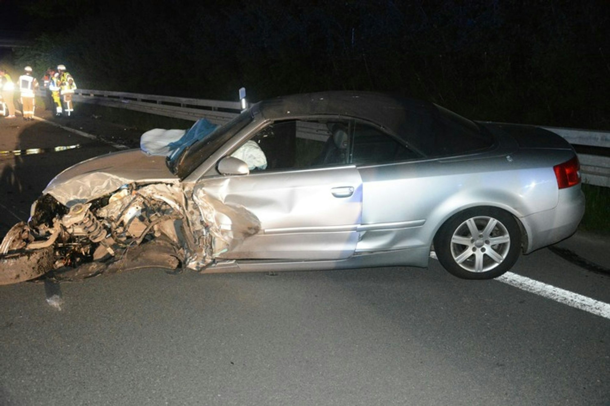 Ein durch einen Unfall stark beschädigter Pkw steht auf einer Landstraße. Der genaue Unfallhergang ist noch Gegenstand polizeilicher Ermittlungen.