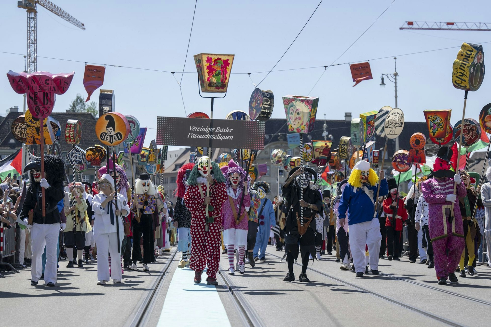 Auch Fasnächtler begleiten die Delegationen auf der Parade durch die Stadt.