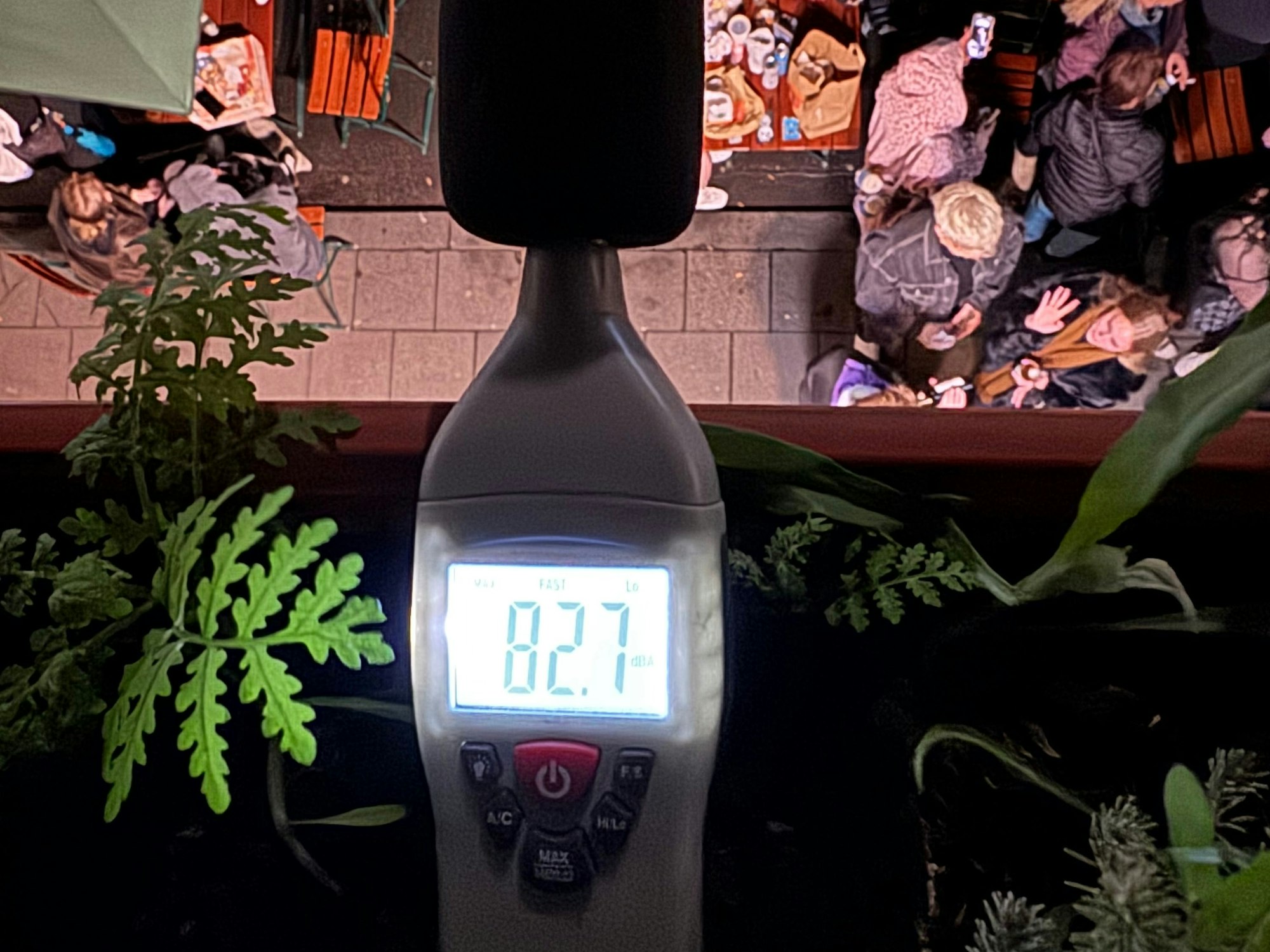 Ein Messgerät zeigt 82,7 Dezibel an.