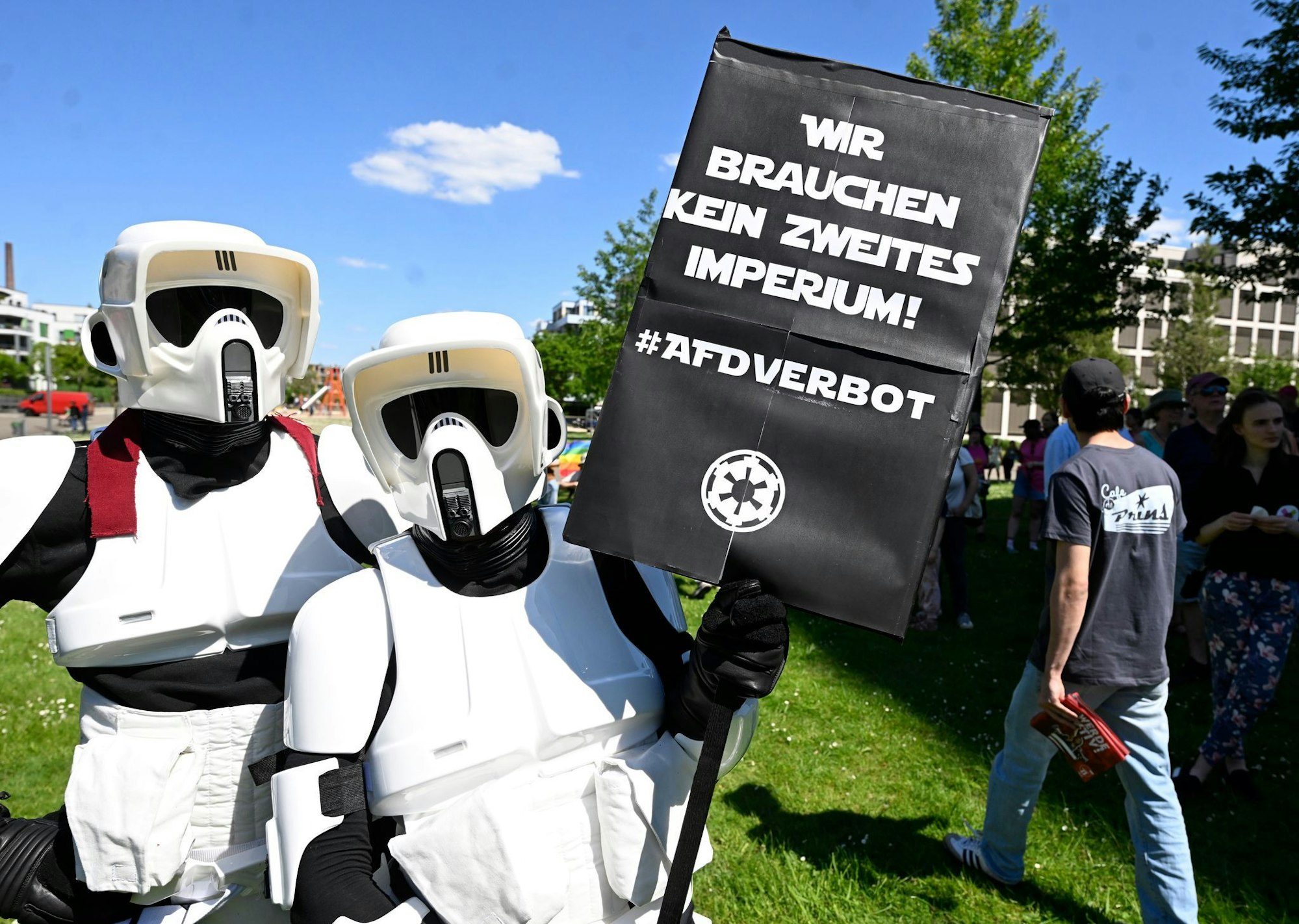 Kreativer Protest: Als Stormtrooper aus «Star Wars» fordern diese Demonstranten in Essen ein AfD-Verbot.