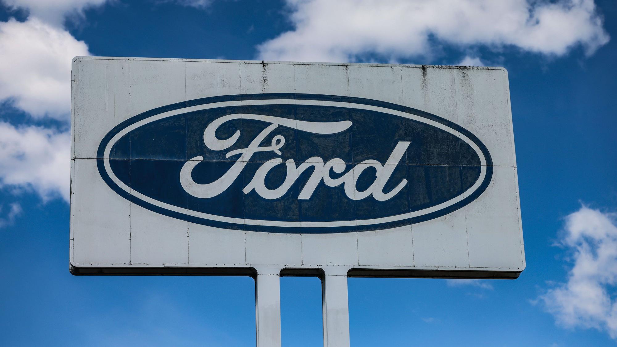 PRODUKTION - 09.05.2025, Nordrhein-Westfalen, Köln: Ein Logo steht vor dem Ford Werk bei gutem Wetter - wirtschaftlich gesehen sind die Perspektiven des Ford-Autogeschäfts in Europa düster. (zu dpa: «Experten haben wenig Hoffnung für Kölner Ford-Werke») Foto: Oliver Berg/dpa +++ dpa-Bildfunk +++