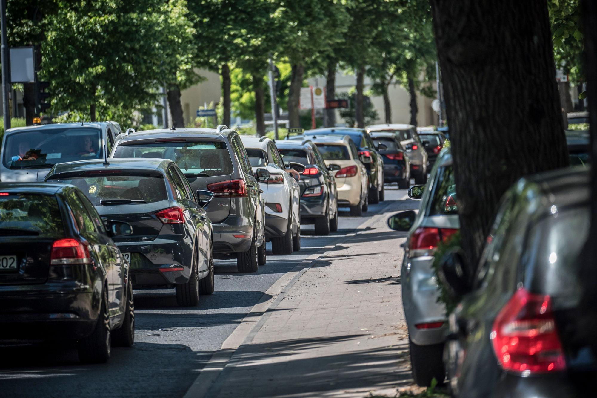 Weil Rohre im Fernwärmenetz getauscht werden müssen, ist die Bismarckstraße unter der Autobahnbrücke gesperrt. . Foto: Ralf Krieger