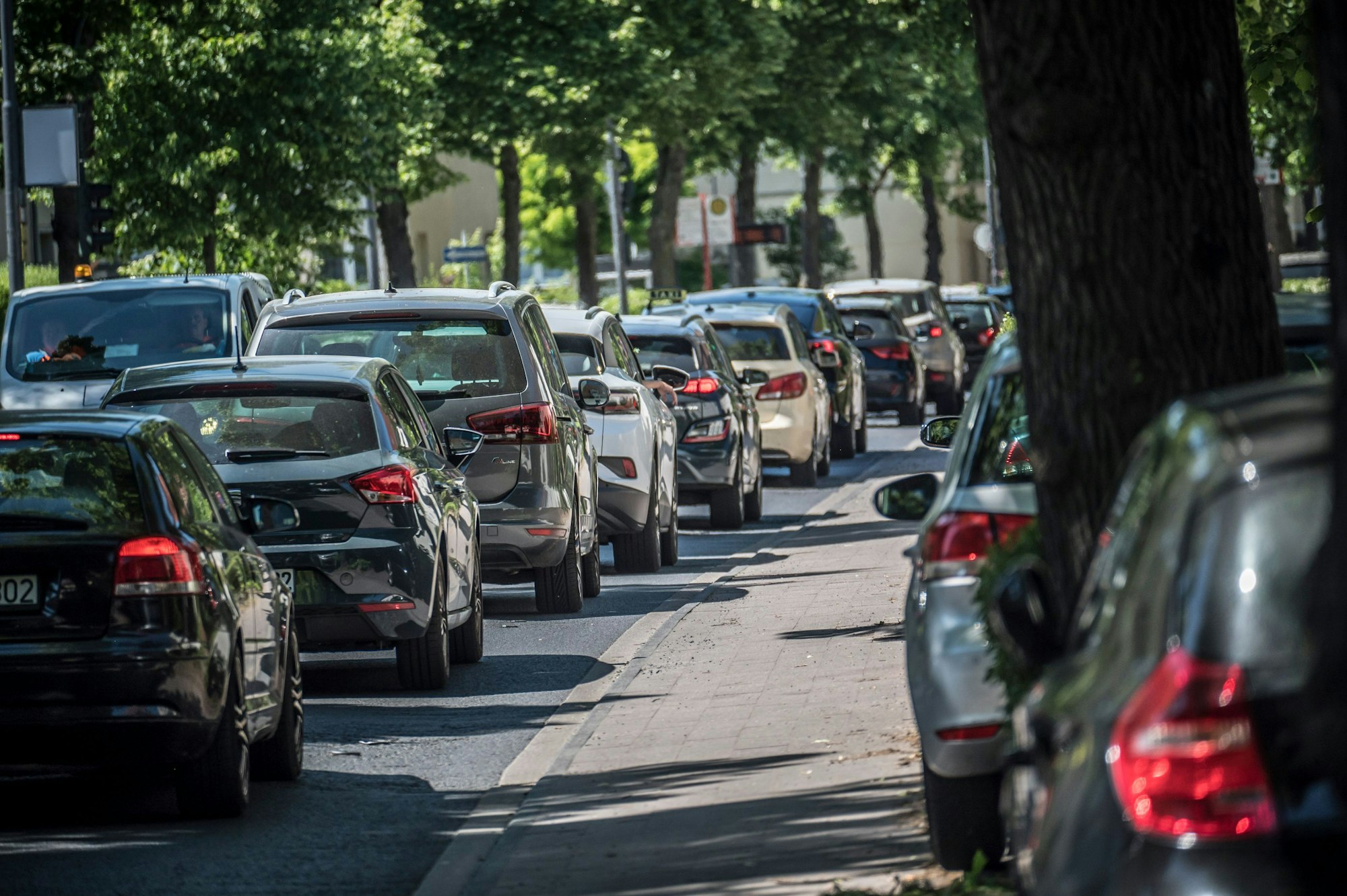 Weil Rohre im Fernwärmenetz getauscht werden müssen, ist die Bismarckstraße unter der Autobahnbrücke gesperrt. . Foto: Ralf Krieger
