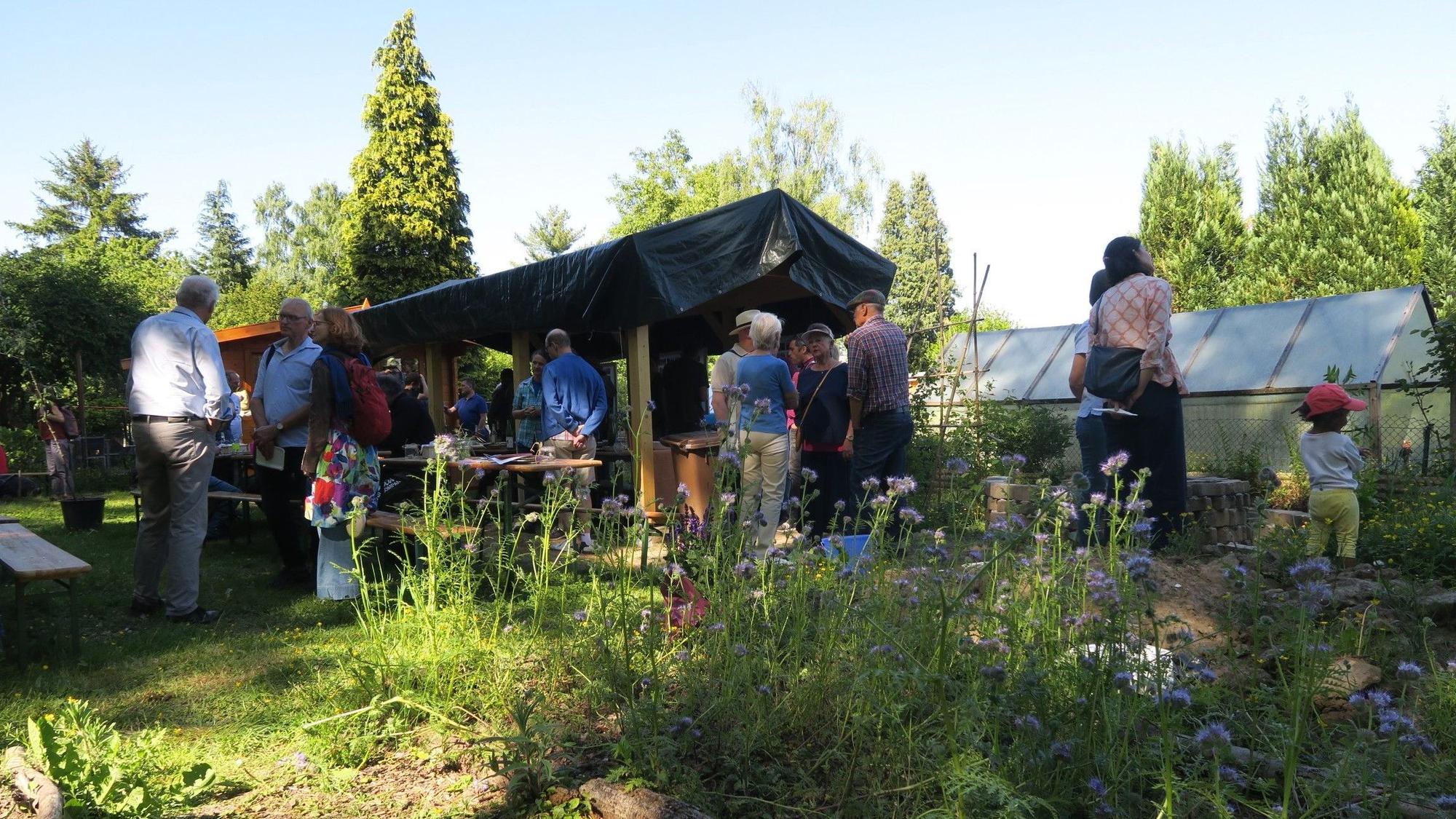Zahlreiche Gäste waren zur Eröffnung des Naturgartens in die Kleingarten-Anlage gekommen.