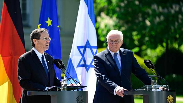 Der israelische Staatsgast Izchak Herzog bei der Pressekonferenz mit seinem deutschen Amtskollegen Frank-Walter Steinmeier (r).