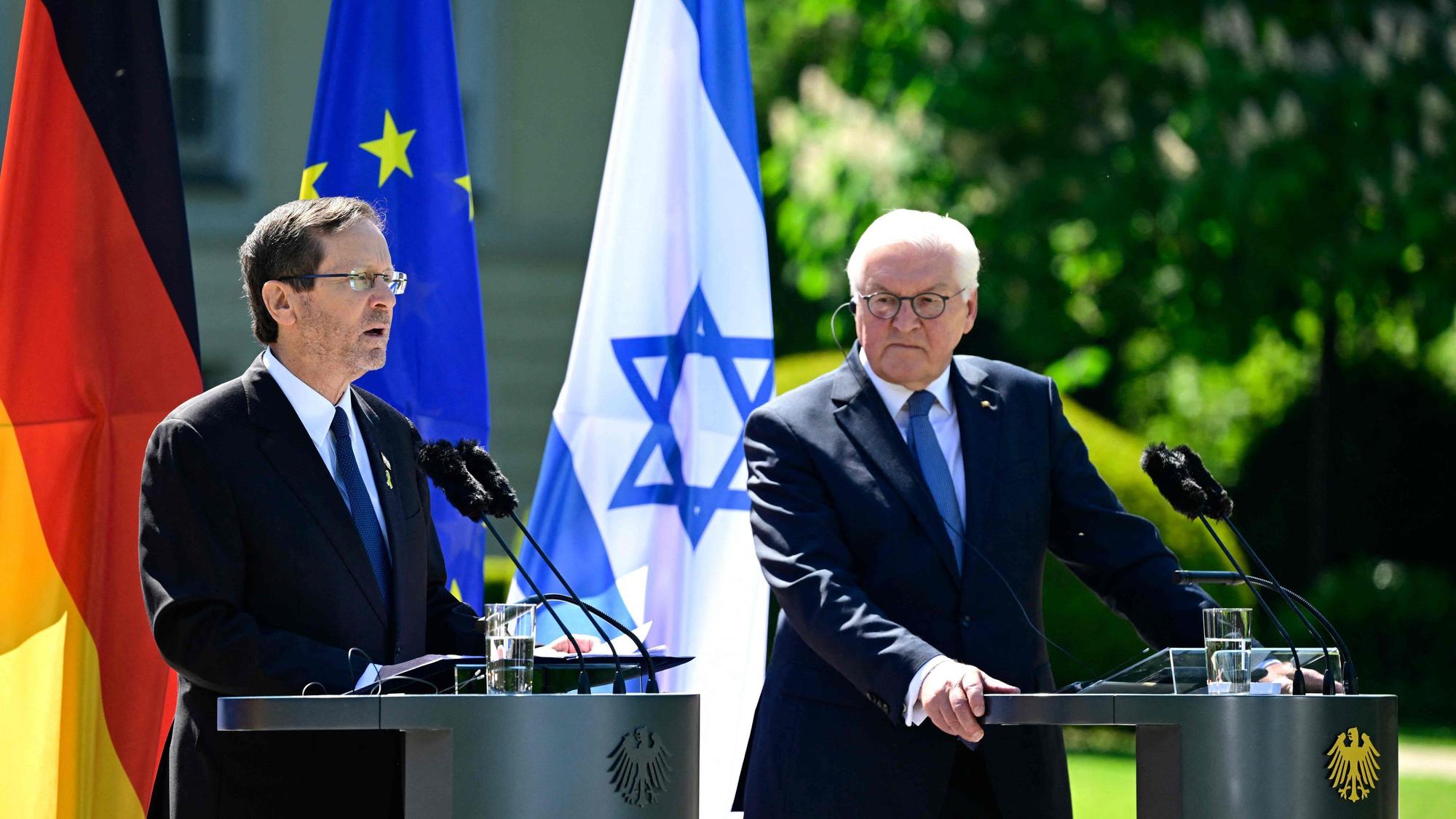 Der israelische Staatsgast Izchak Herzog bei der Pressekonferenz mit seinem deutschen Amtskollegen Frank-Walter Steinmeier (r).