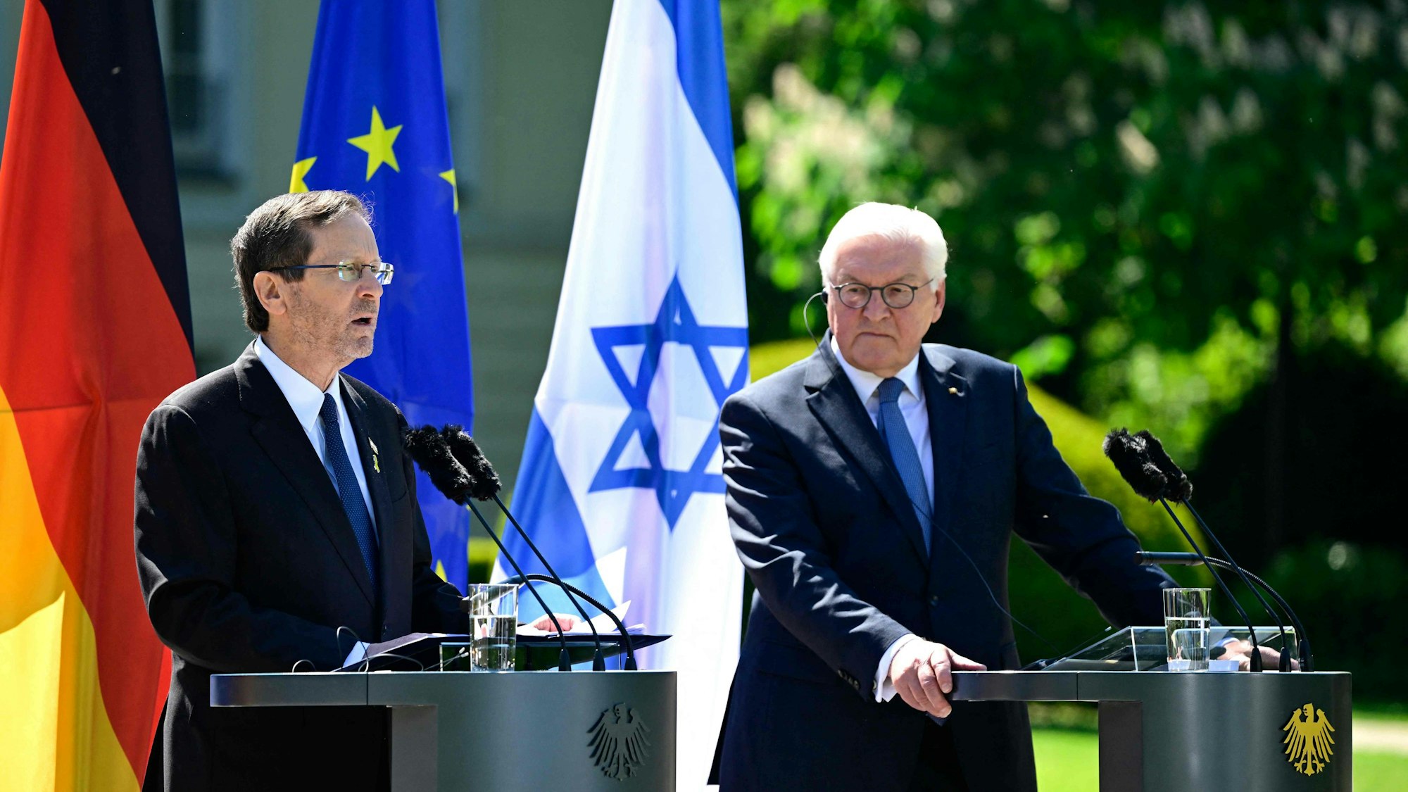 Der israelische Staatsgast Izchak Herzog bei der Pressekonferenz mit seinem deutschen Amtskollegen Frank-Walter Steinmeier (r).