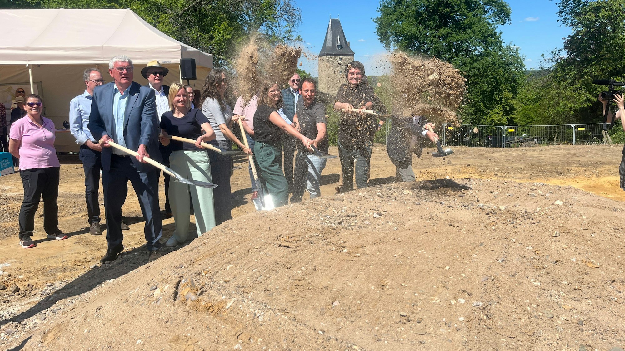 Beim wohl umstrittensten Bauprojekt Hennefs ist der Startschuss gefallen, der offizielle Spatenstich für das Kultur- und Heimathaus Stadt Blankenberg ist gemacht.