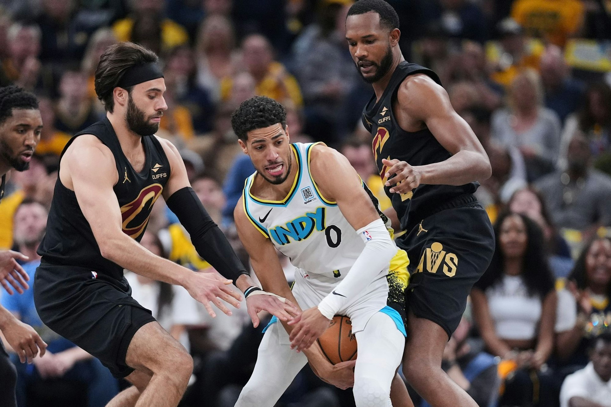 So sehr sich die Cavaliers bemühten, Haliburten (Mitte) und die Pacers bekamen sie nicht in den Griff.