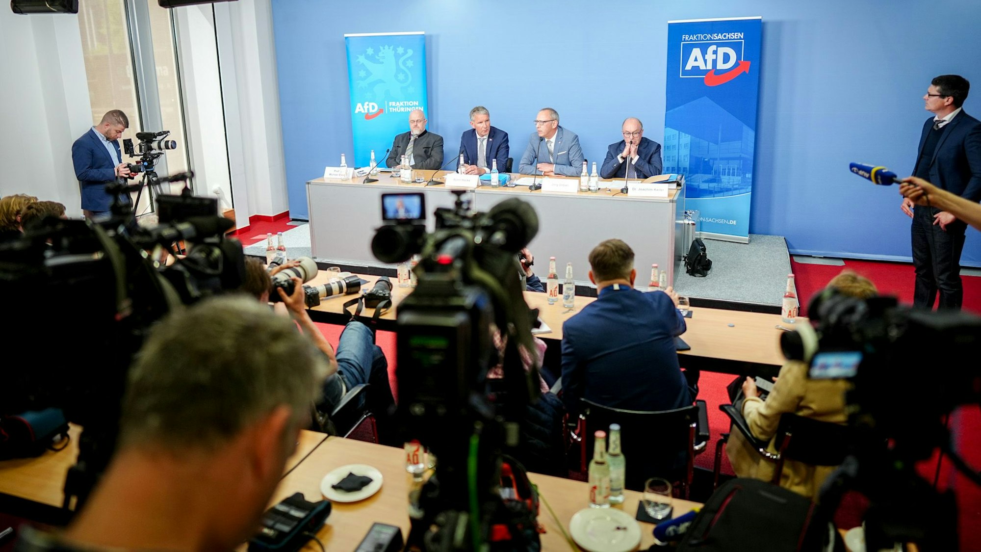 Björn Höcke und Jörg Urban stellen auf einer Pressekonferenz ein rechtliches Gutachten zum Thema Verfassungsschutzbeobachtung vor.
